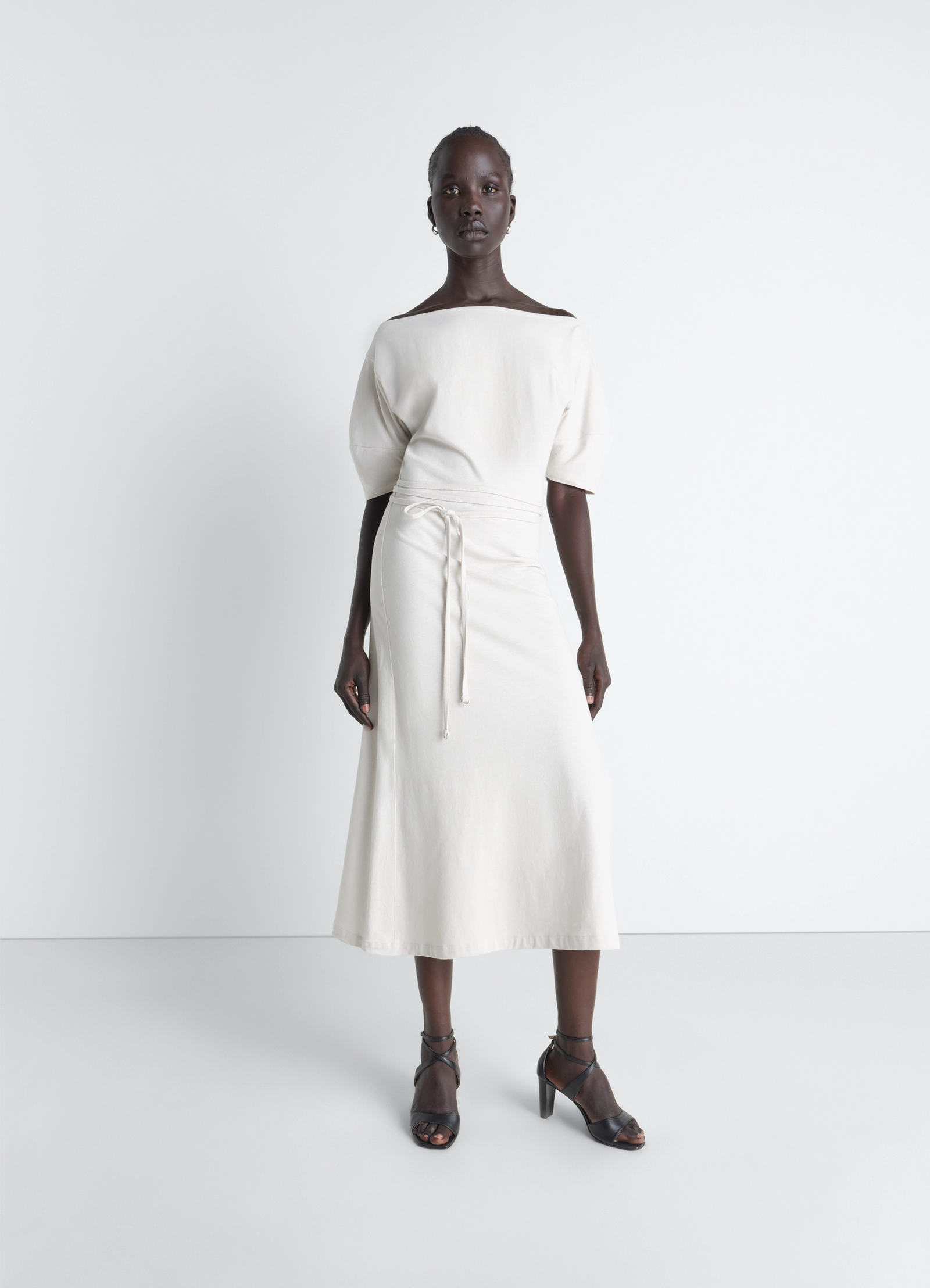 Off shoulder dress in jersey in thick cotton-and-linen jersey, model shot, front view bare shoulders with cutout