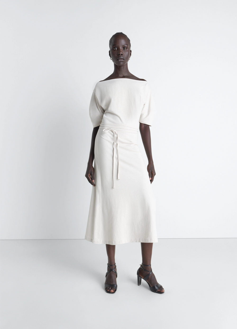 オフショルダードレス