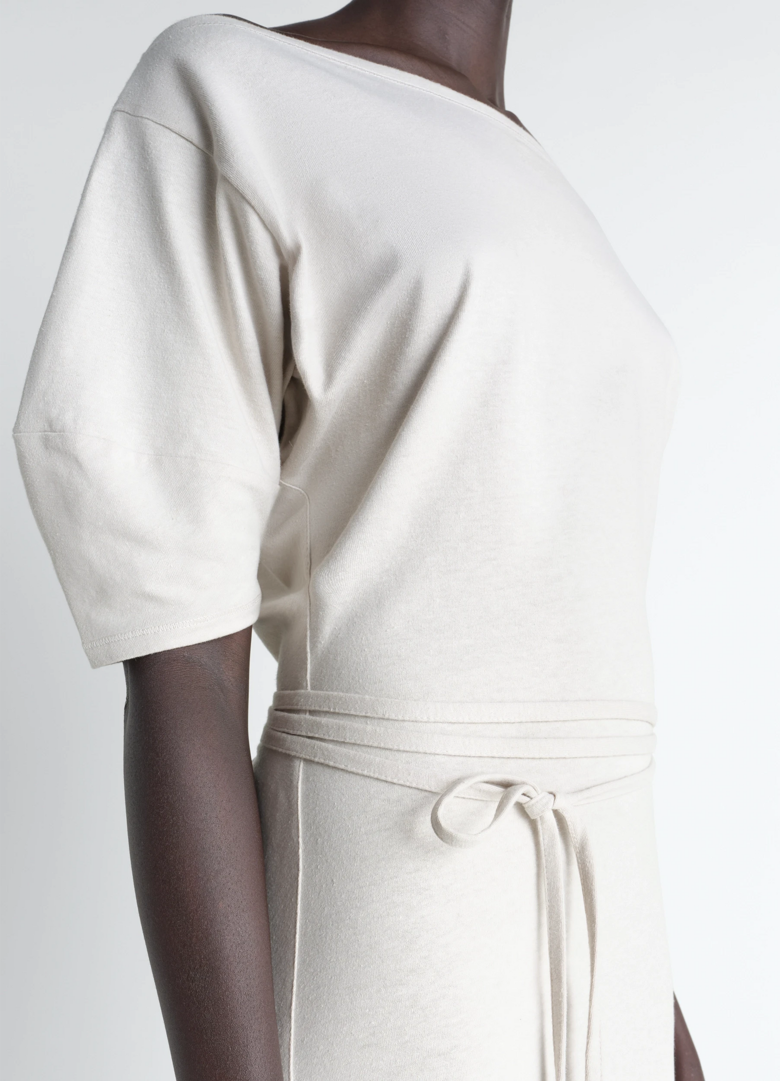 Off shoulder dress in jersey in thick cotton-and-linen jersey, model shot, close-up side detail asymmetric shoulder, tie belt