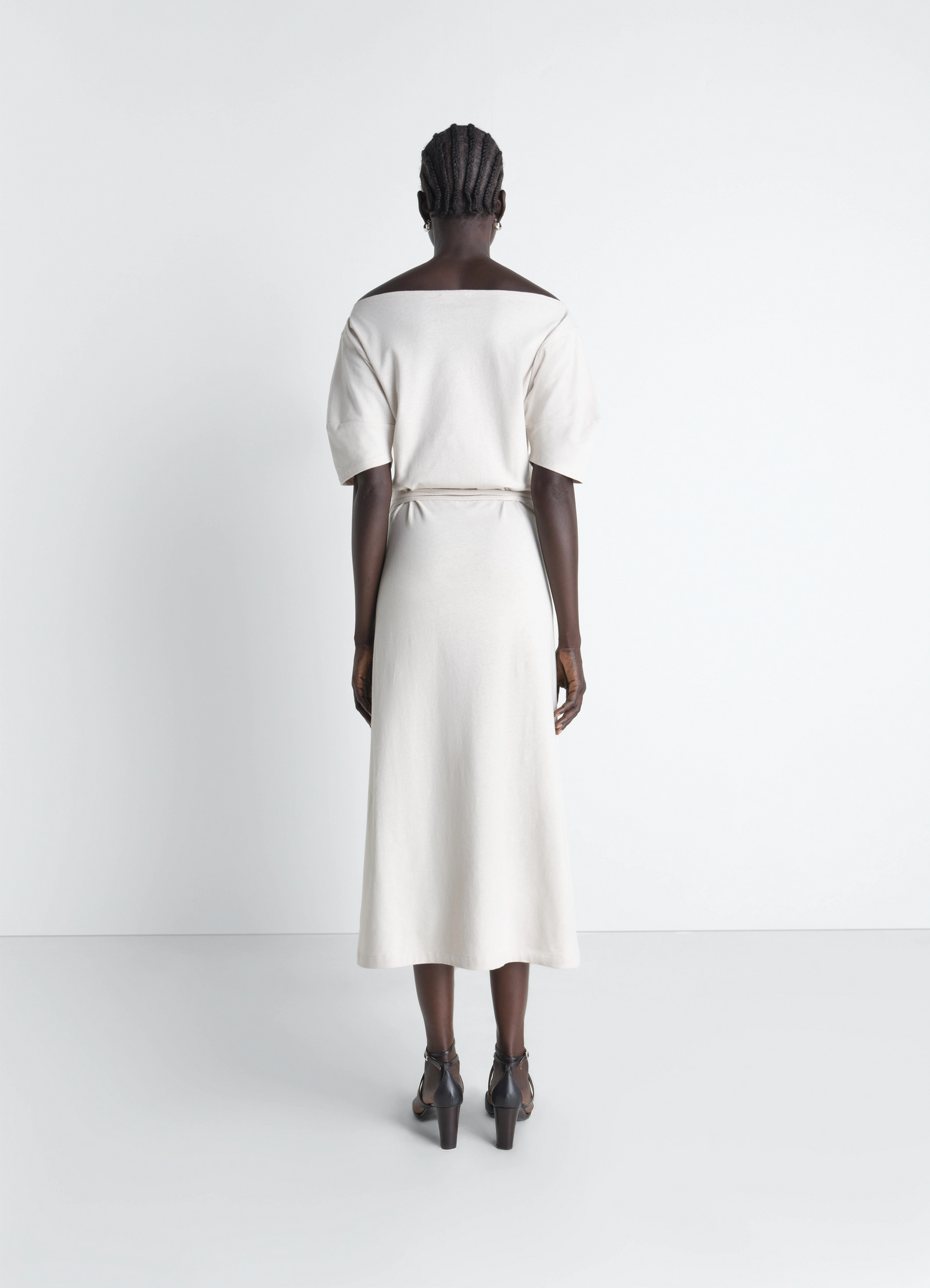 Off shoulder dress in jersey in thick cotton-and-linen jersey, model shot, back view bare shoulders with sleeves