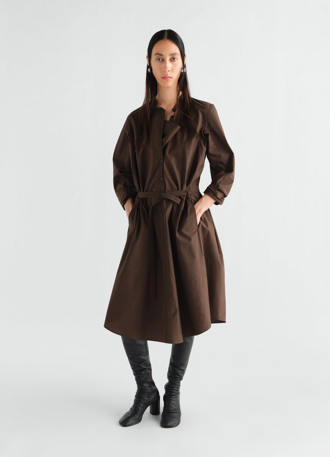 Robe vareuse en mélange de coton et soie lavé, coloris marron, porté par un mannequin, vue de face, ceinture visible, manches visibles