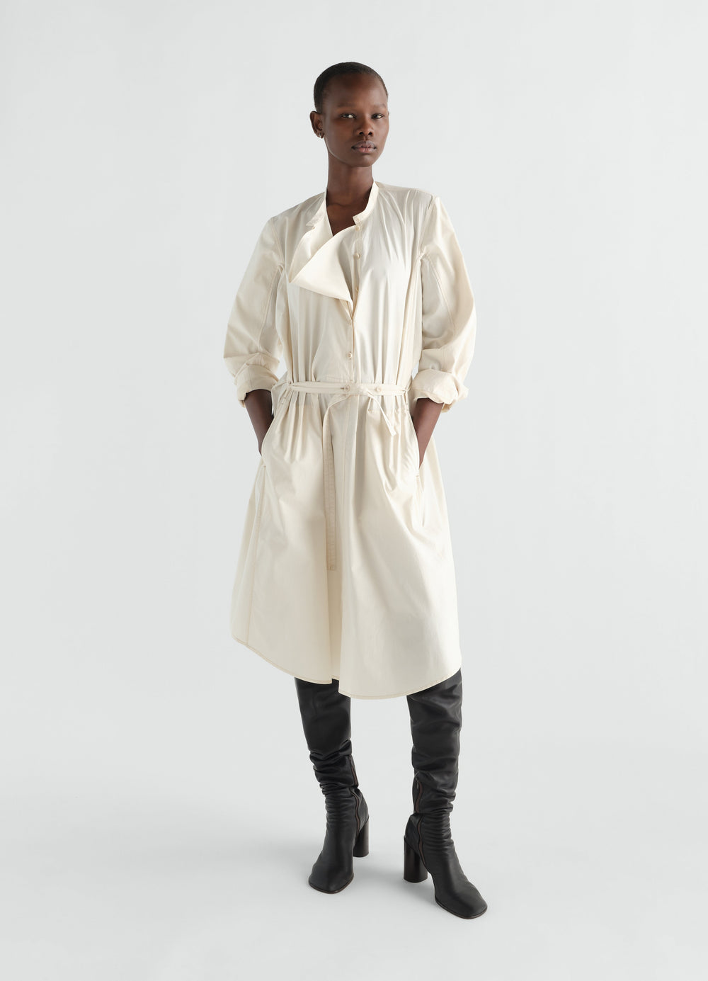Robe vareuse en mélange de coton et soie lavé, coloris crème, porté par un mannequin, ceinture visible