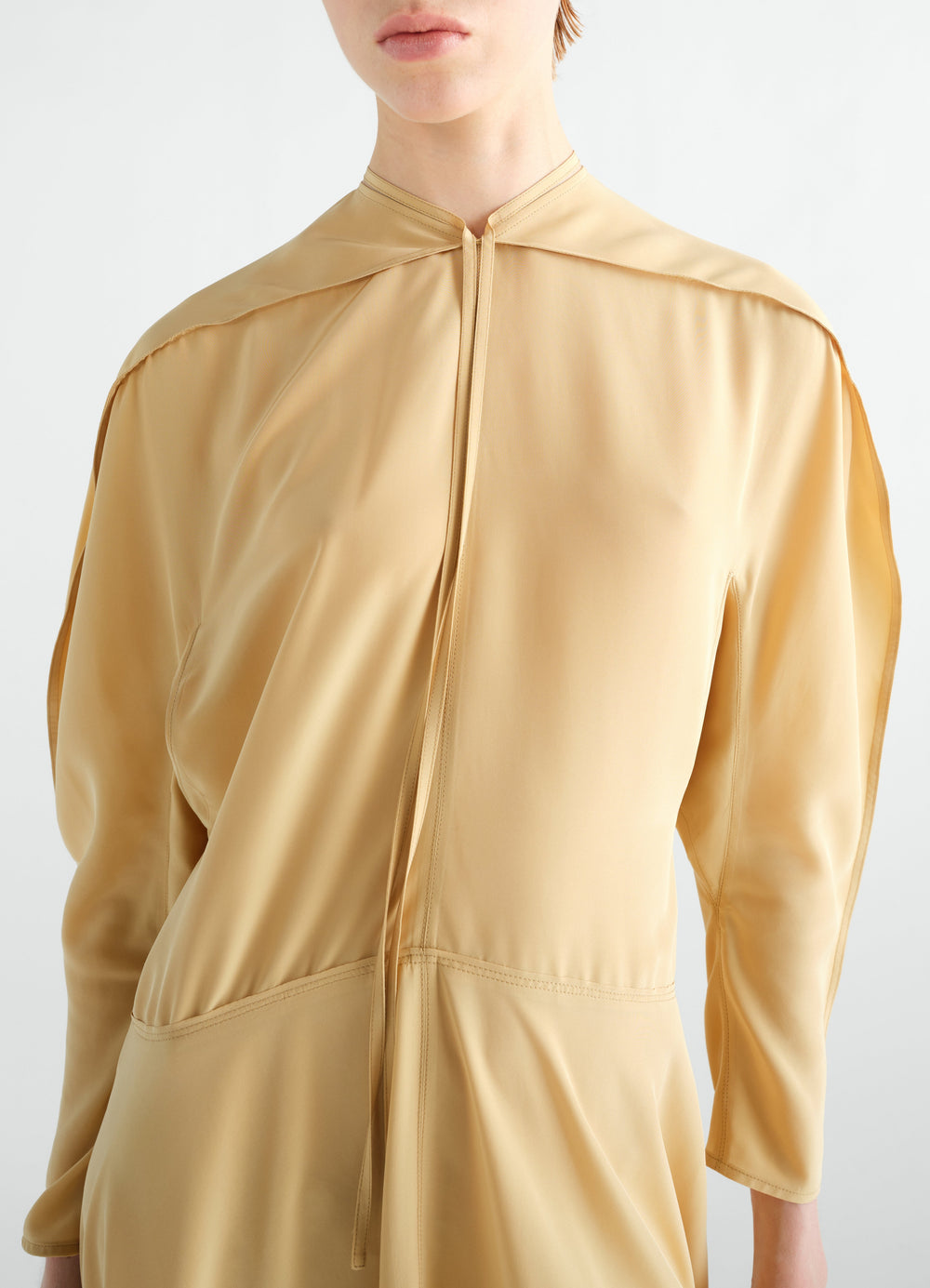 MIDIKLEID AUS SEIDEN-VISKOSE-STOFF, in Beige, von einem Model getragen, Nahaufnahme von vorn