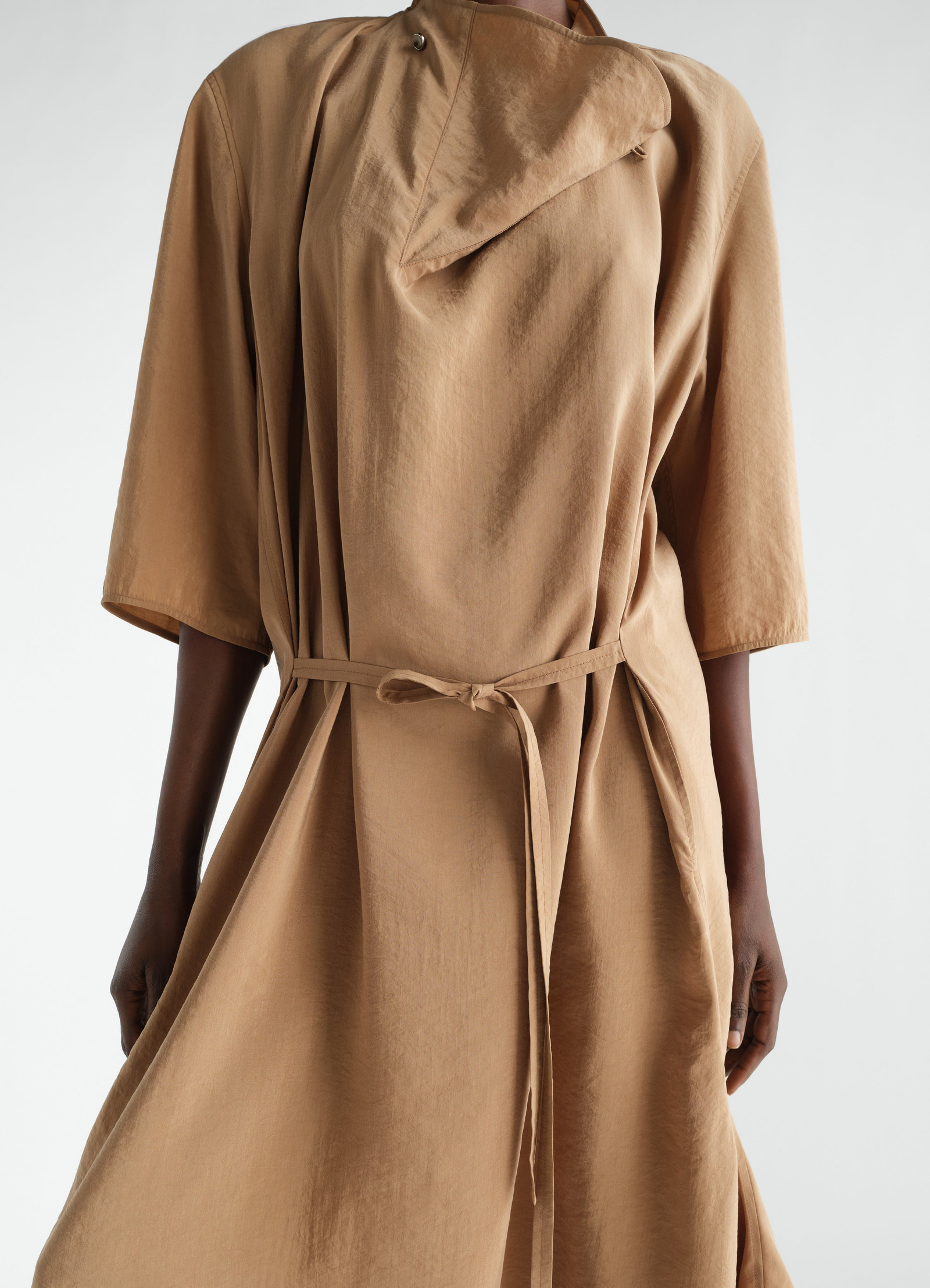 Soft-collar dry silk dress in camel colour with half sleeves and waist tie worn by model lemaire