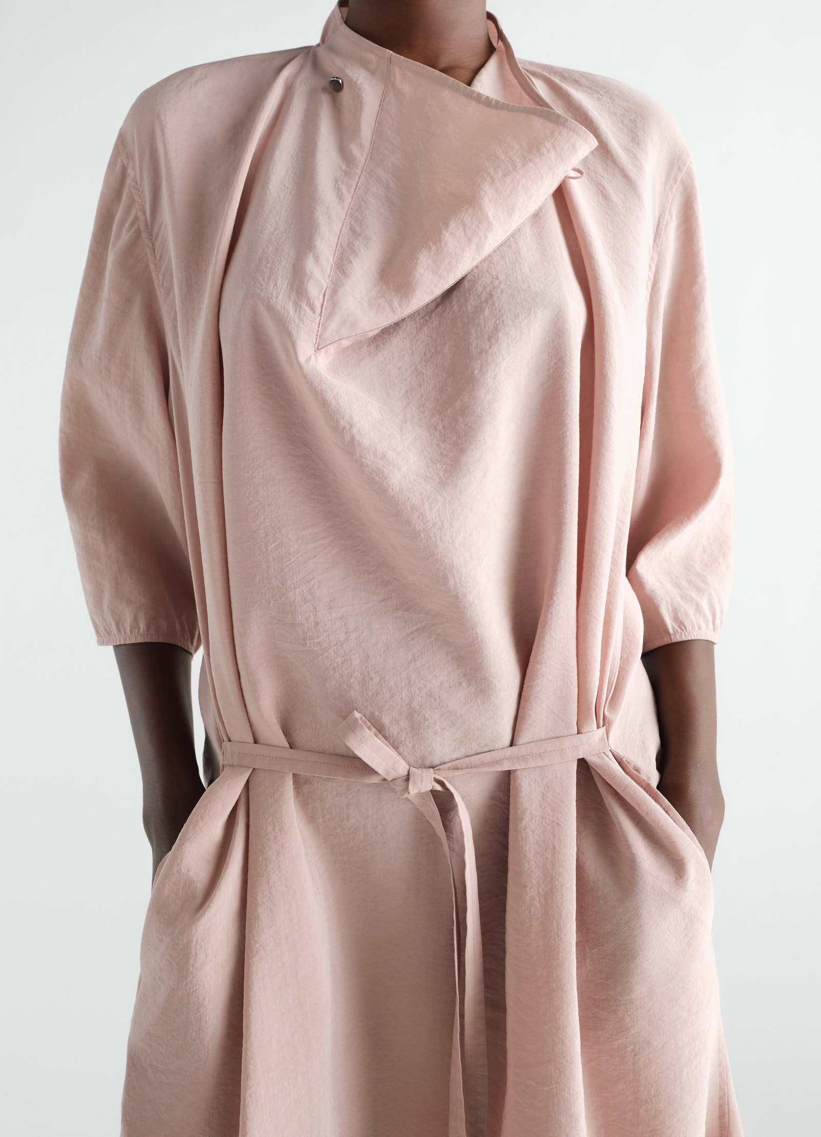 Soft-collar pink dry silk dress with 3/4 sleeves and tie waist lemaire worn by model front close-up