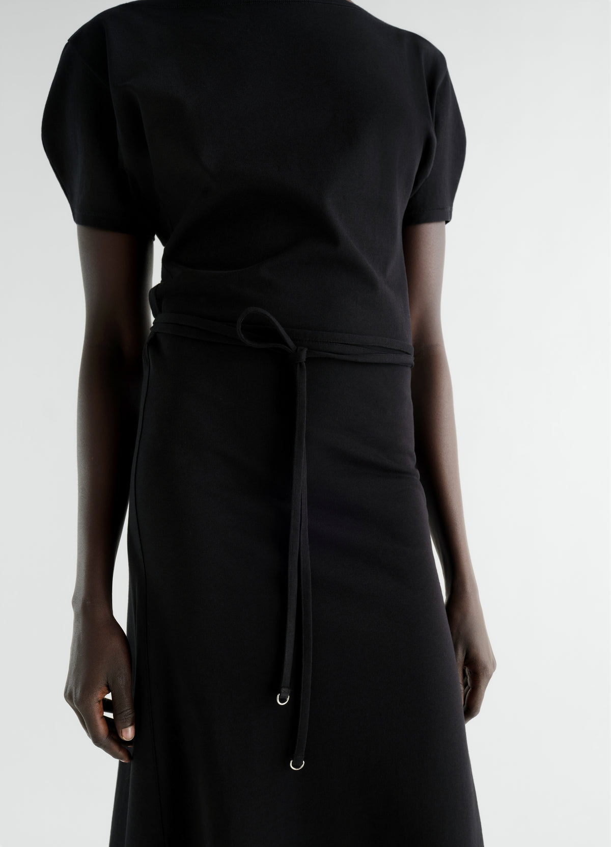 KLEID MIT GÜRTEL AUS SCHWEREM BAUMWOLLJERSEY