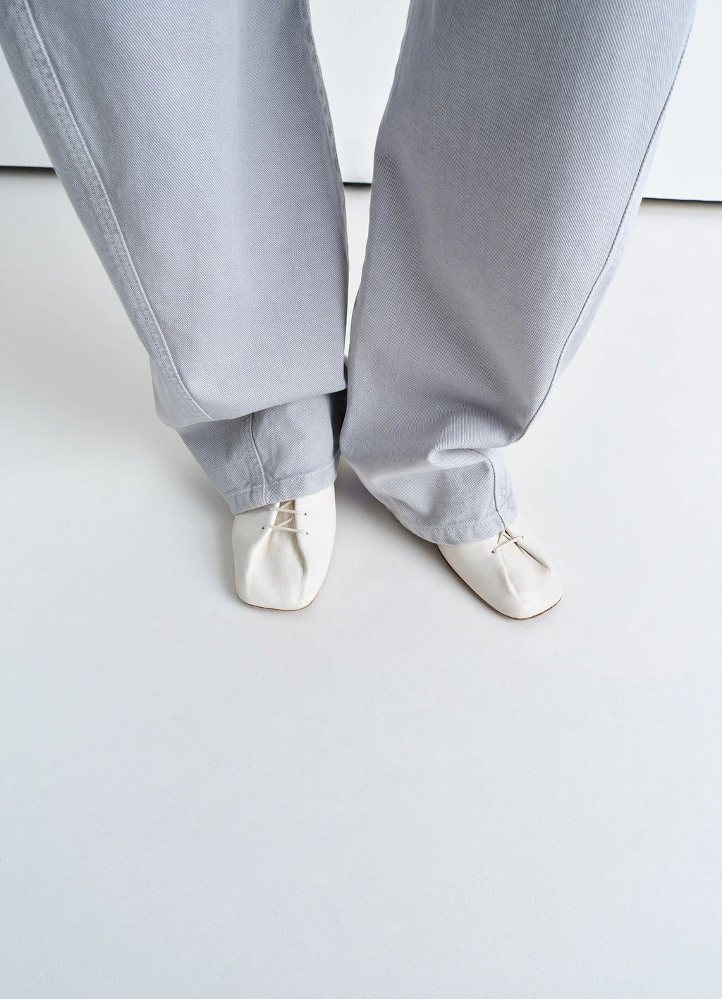 Souris Classic Derbies 55 in Nappa lamb leather, model shot, top view square toe