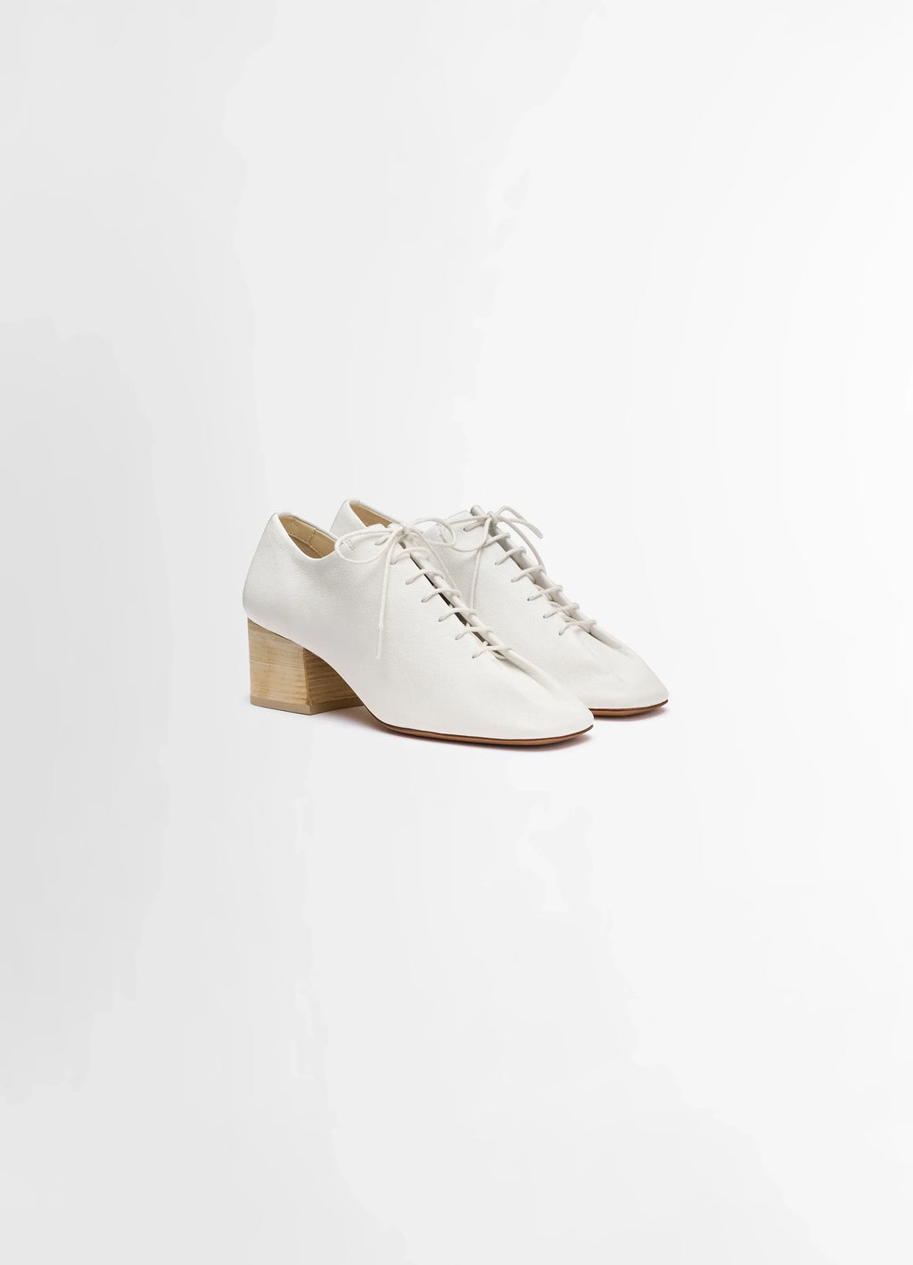 Souris Classic Derbies 55 in Nappa lamb leather, product shot, three-quarter view block heels, almond toe