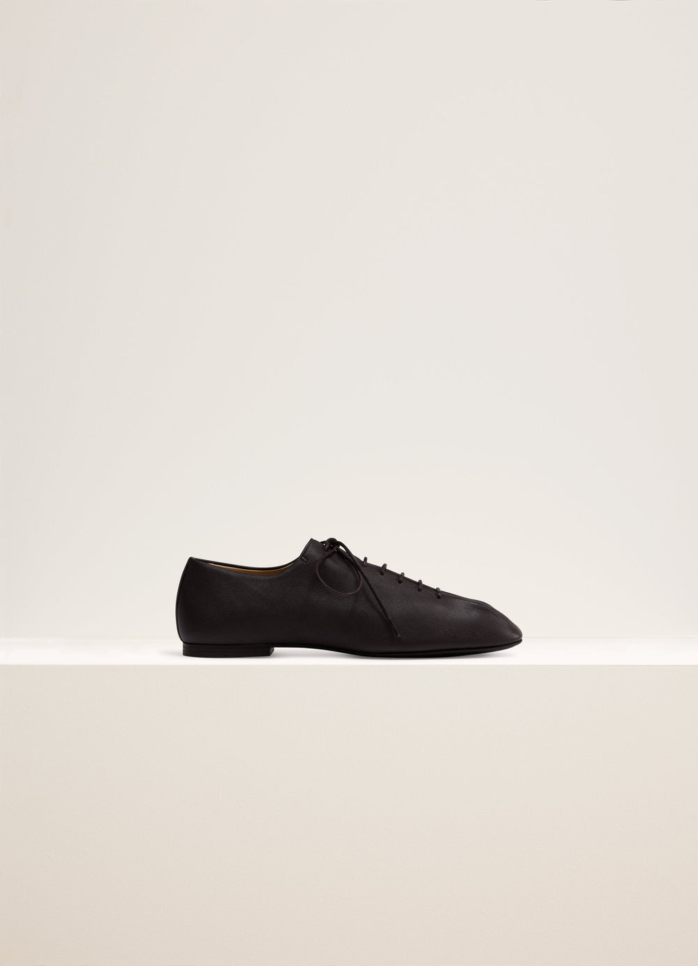Souris Flat Classic Derbies in Nappa Lamb Leather, product shot, Side view Rounded square toes