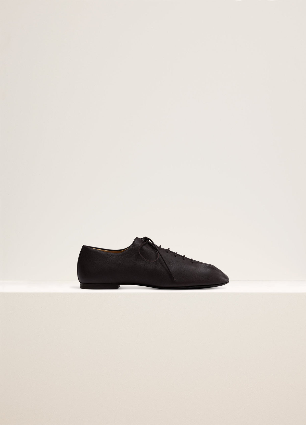 Souris Flat Classic Derbies in Nappa Lamb Leather, product shot, Side view Rounded square toes