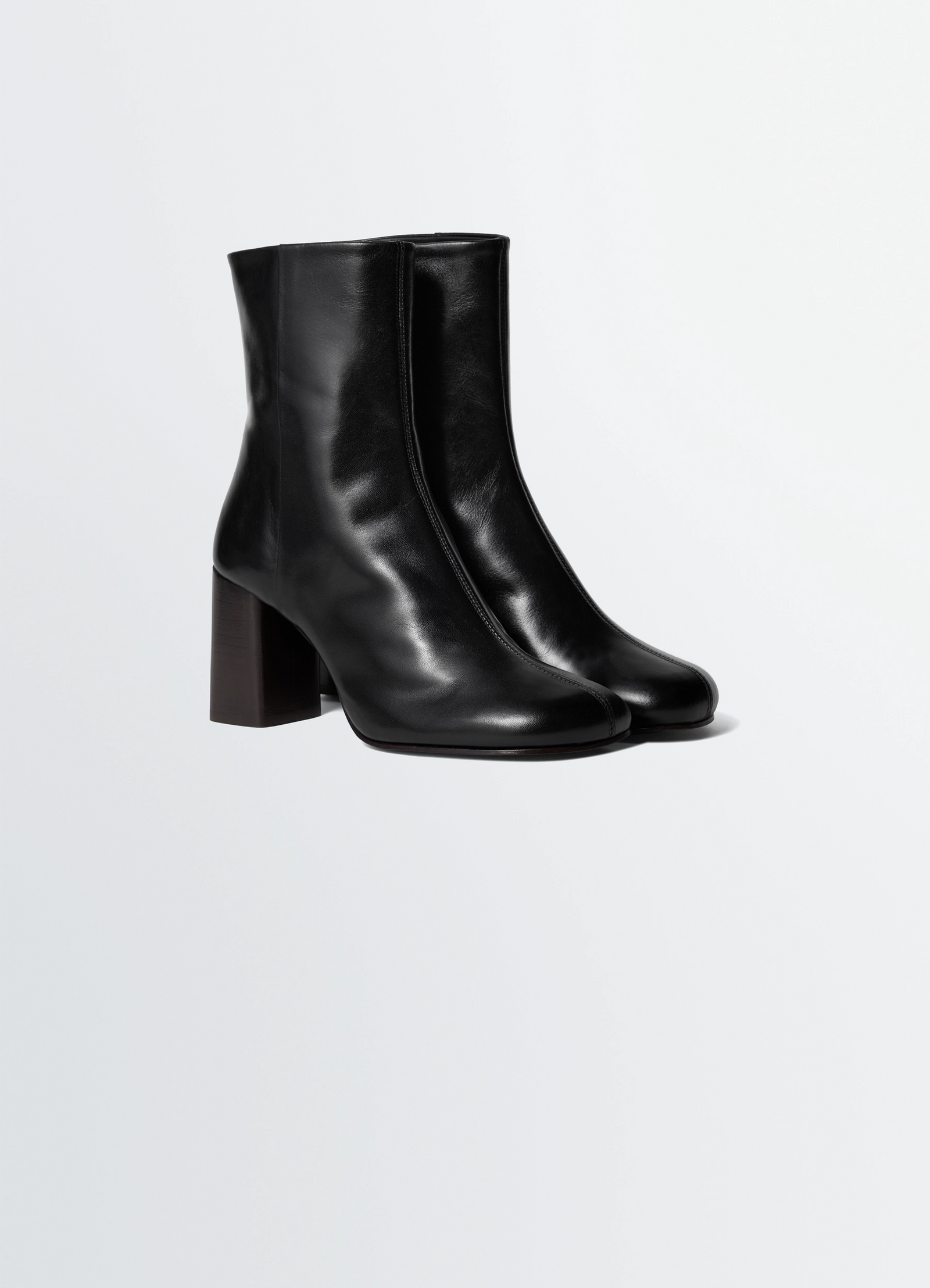Anatomic boots with 80mm heel in glossy vegetable-tanned leather, product shot, three-quarter view block heel ankle boots