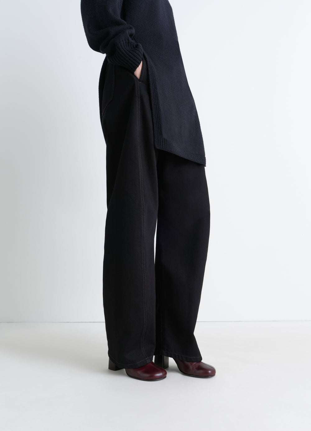 80MM 힐 아나토믹 부츠, 버건디, 모델 착용, 측면, 힐 디테일