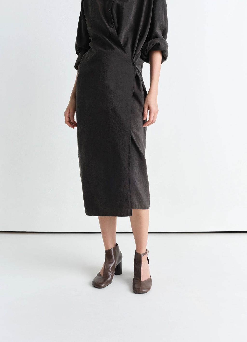 CUT OUT ANKLE BOOTS - Dark Brown - Glossy Vegetable Leather