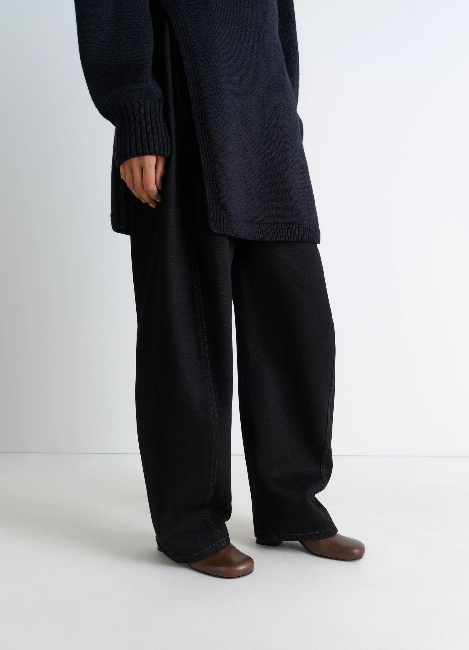 Anatomic pump 80 in glossy vegetable-tanned leather, model shot, three-quarter view ankle-length bootcut pants