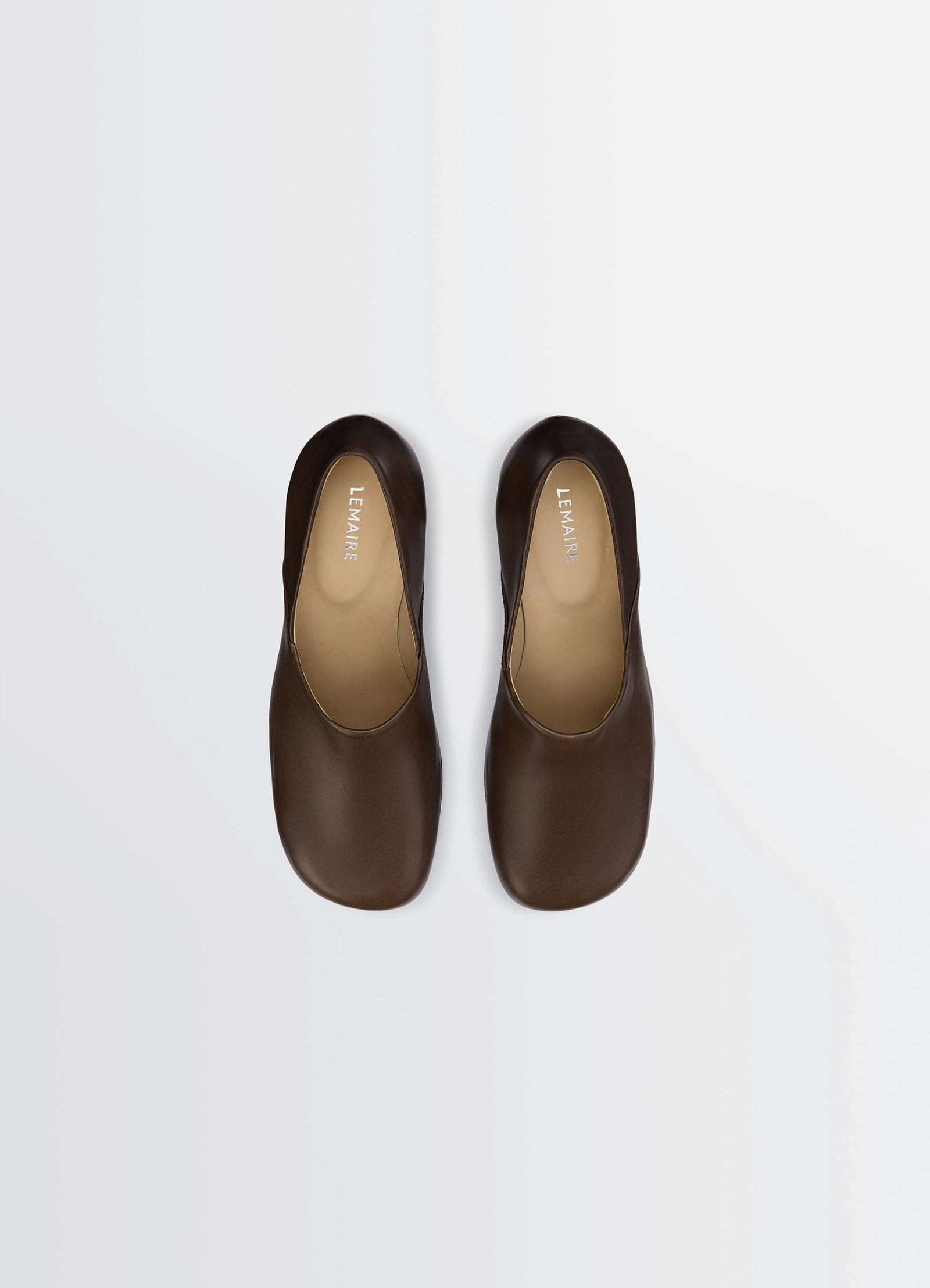 Anatomic pump 80 in glossy vegetable-tanned leather, product shot, top-down view rounded toe slip-on