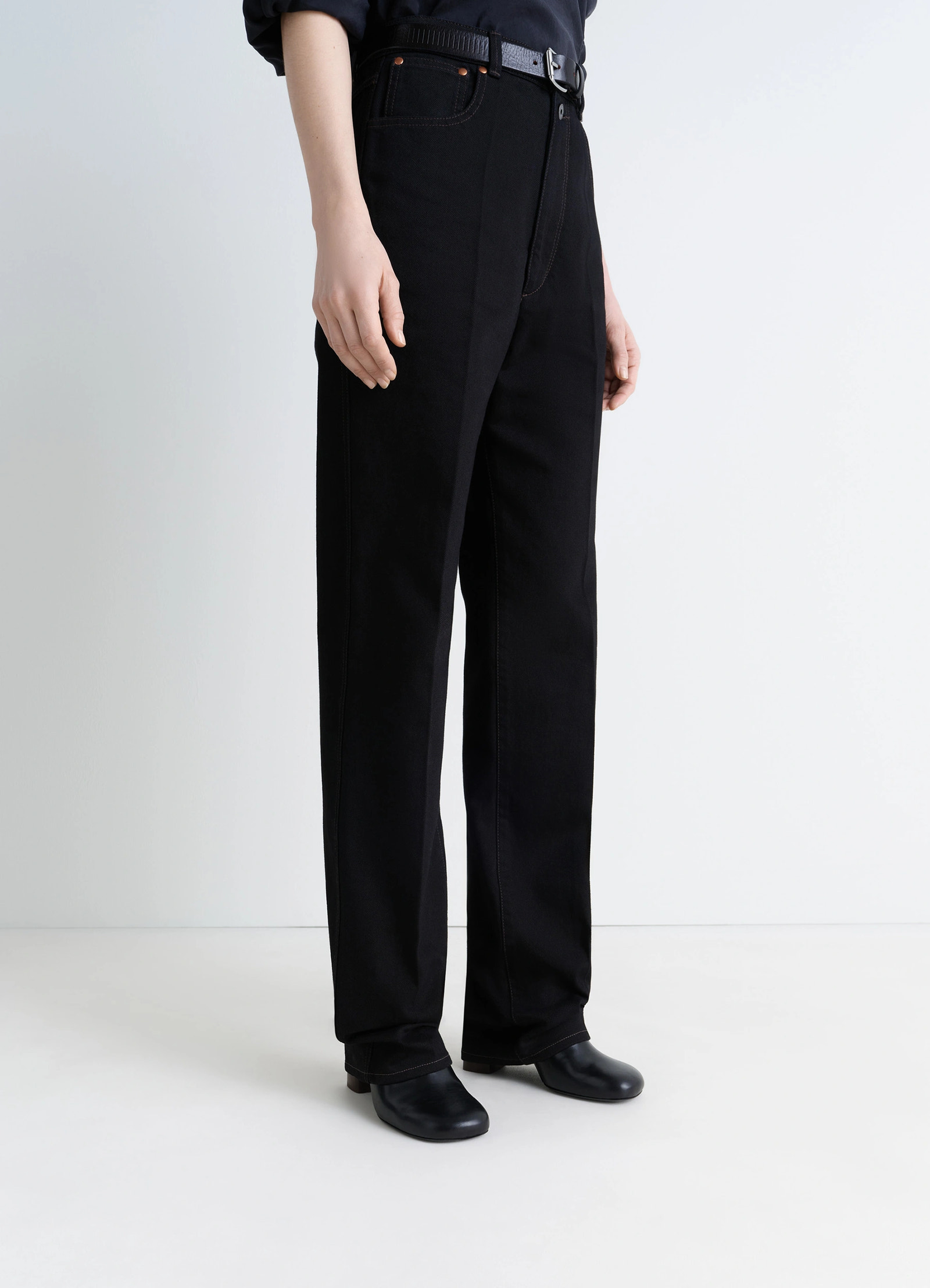 Anatomic pump 55 in glossy vegetable-tanned leather, model shot, three-quarter view straight leg fit