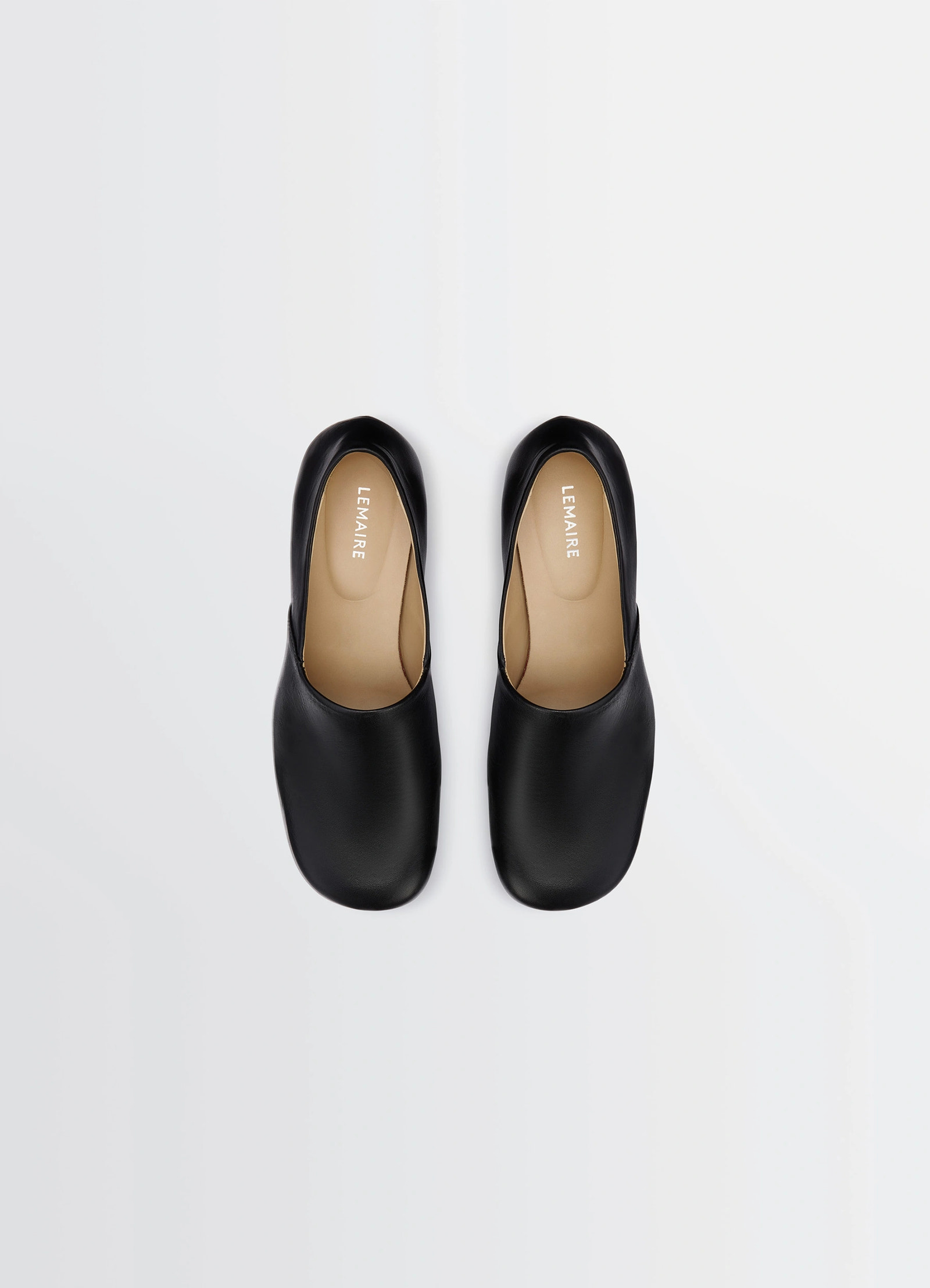 Anatomic pump 55 in glossy vegetable-tanned leather, product shot, top view sleek rounded toe design