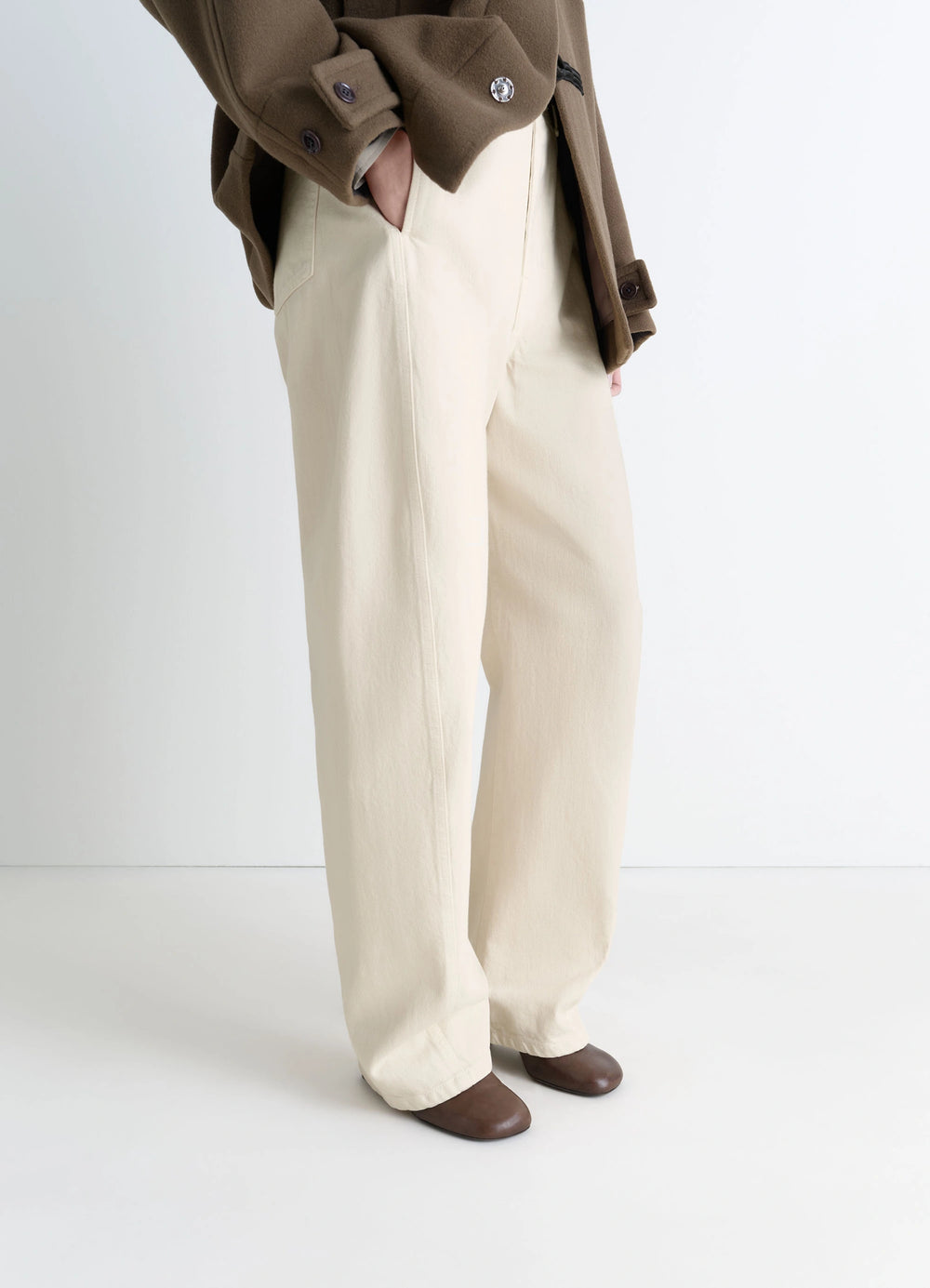 Anatomic Pump 55 in Glossy vegetable-tanned leather, model shot, front view visible foot coverage