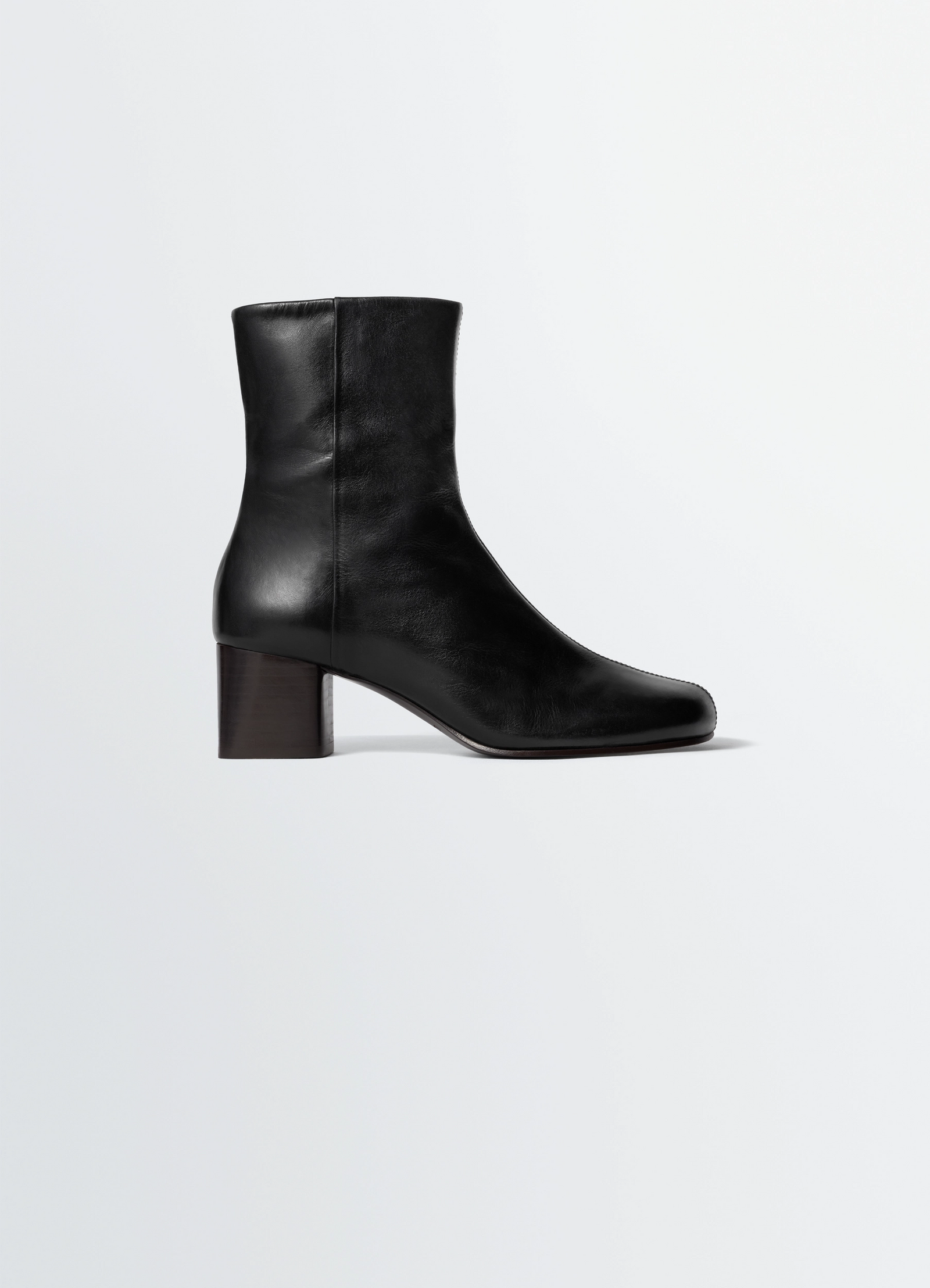 Lemaire anatomic boots in glossy vegetable-tanned leather, product shot, side view rounded toe 55mm heel
