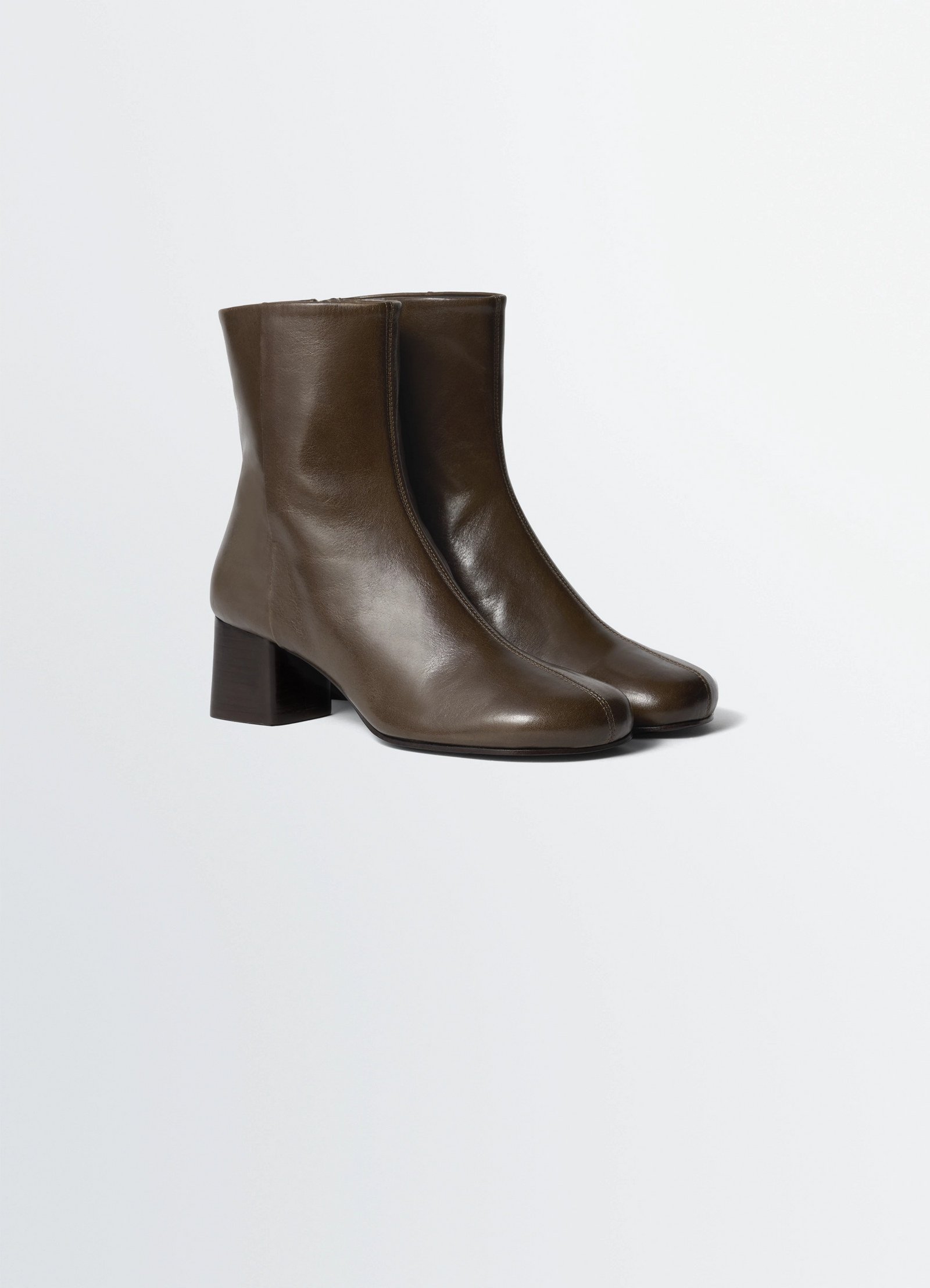 Lemaire anatomic boots in glossy vegetable-tanned leather, product shot, three-quarter view 55mm heel detail