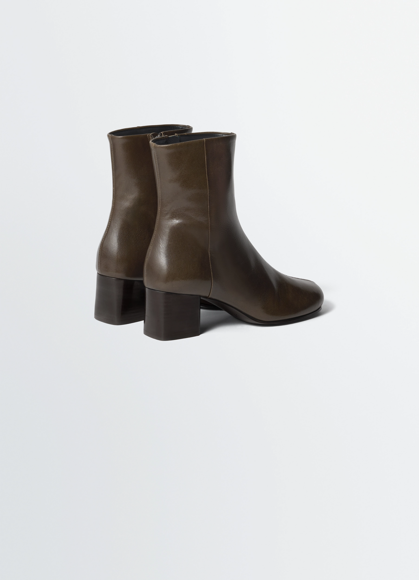 Lemaire anatomic boots in glossy vegetable-tanned leather, product shot, back three-quarter view block heel detail