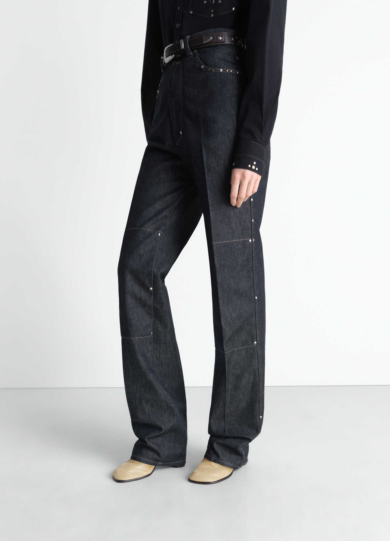 Glove ankle boots in lwg gold-certified lambskin, model shot, porte front view smooth lambskin texture