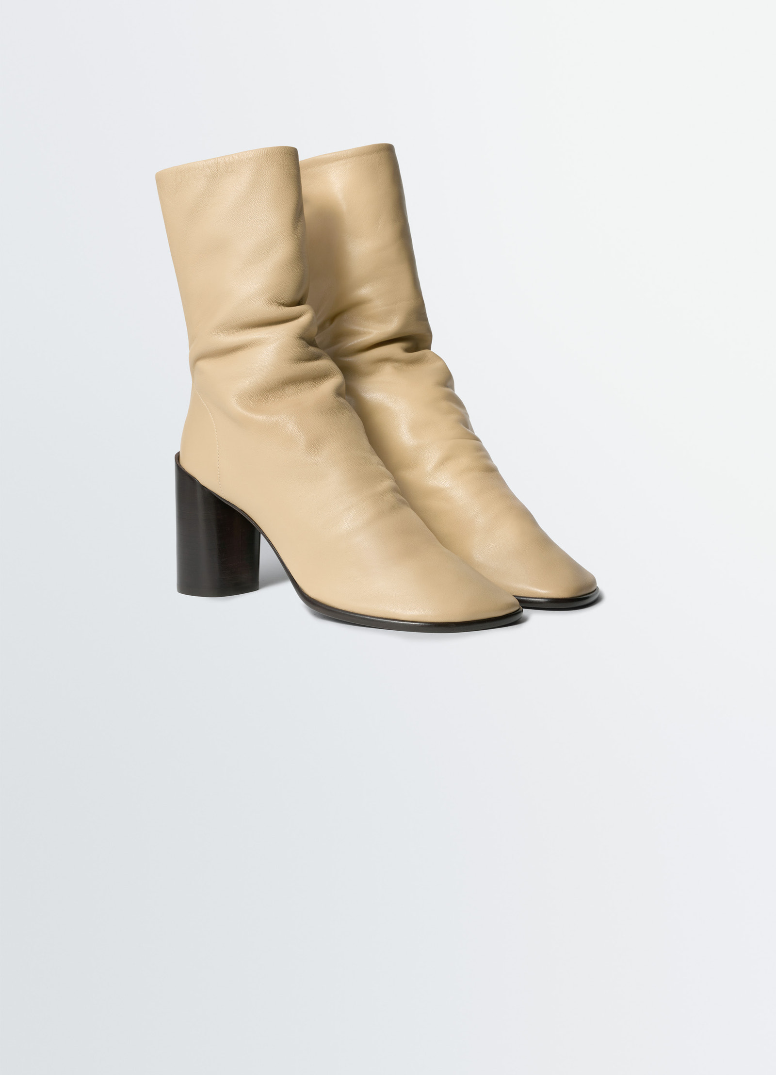 Glove ankle boots in lwg gold-certified lambskin, product shot, three-quarter view pointed toe detail