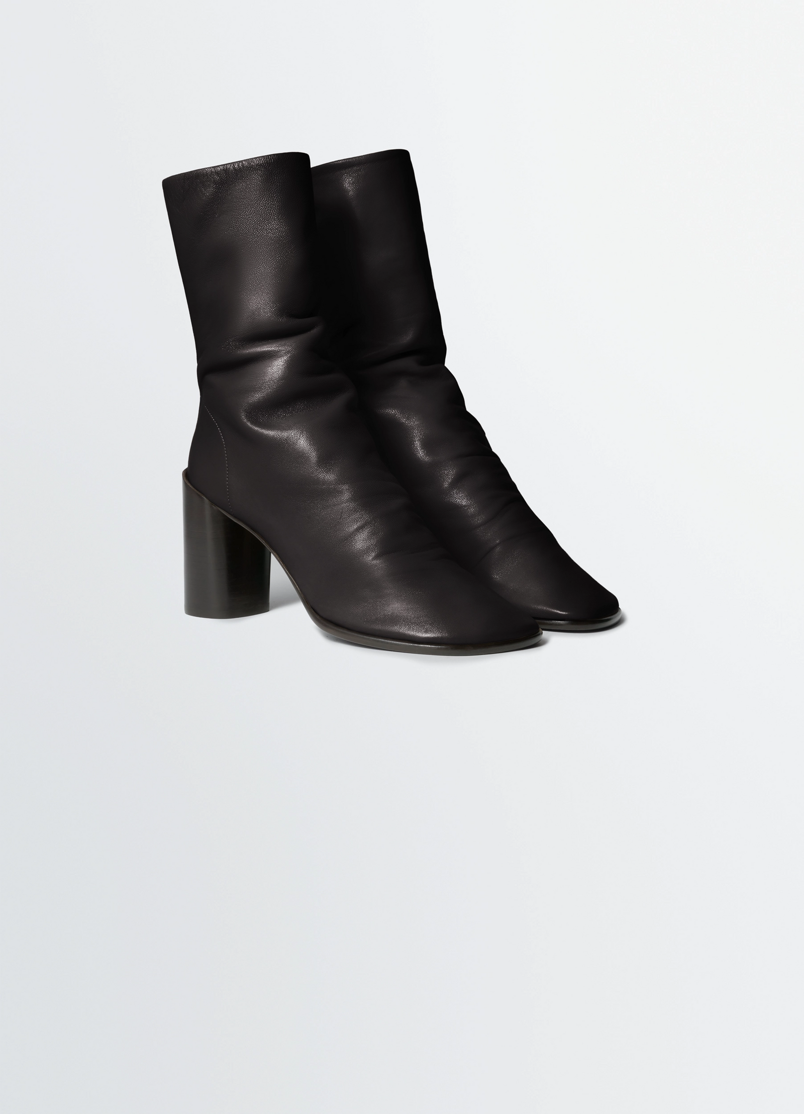 Glove ankle boots with 80mm heel in lwg gold-certified lambskin leather, product shot, three-quarter view slouchy shaft