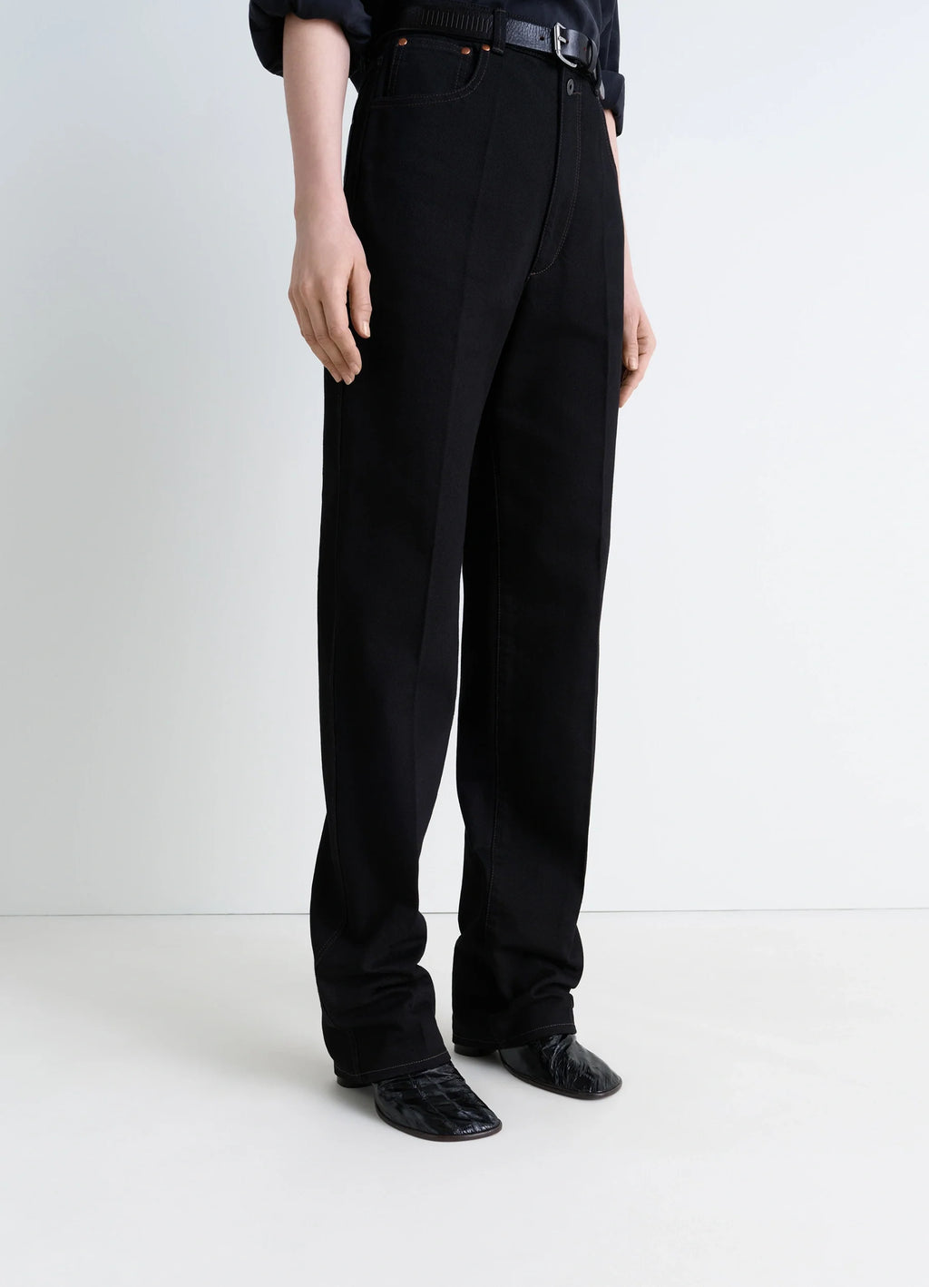 Glove Ankle Boots 80 in Eel Leather Black, model shot, front angled view square toe design