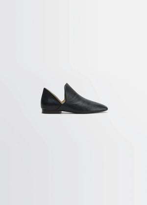 Lemaire Flat dOrsay Loafer in Grained goatskin leather, product shot, Side view Flat sole design