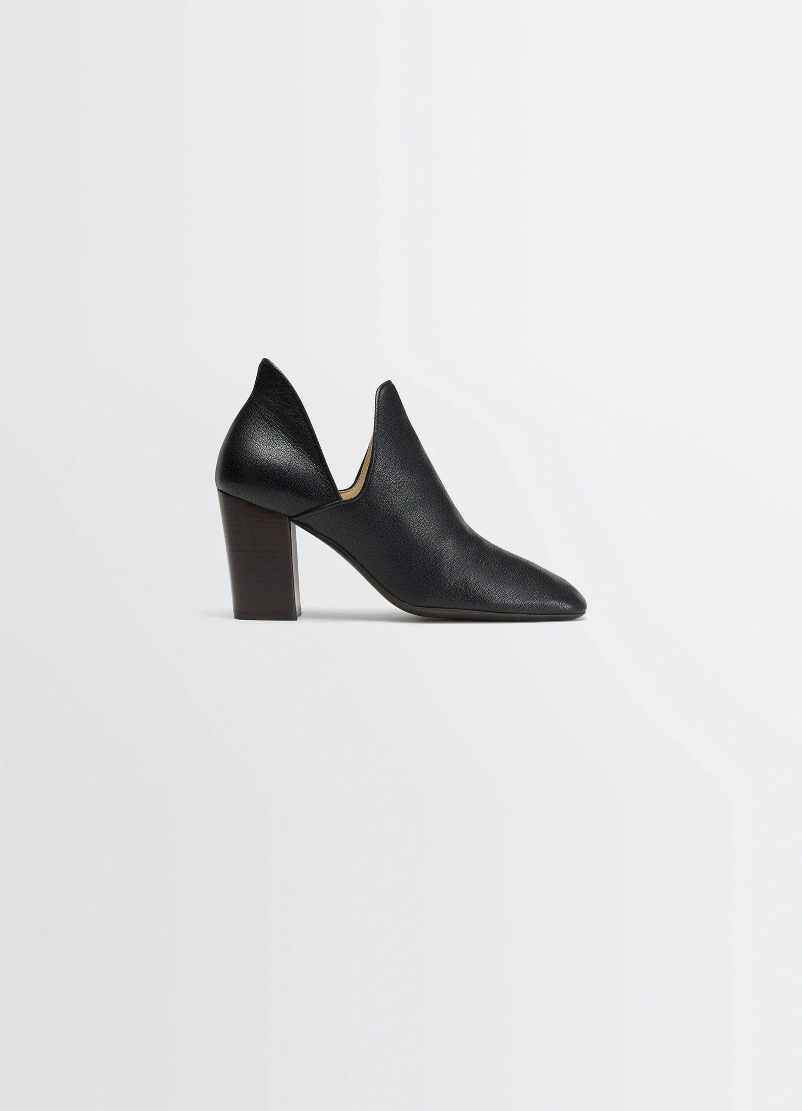 Lemaire dorsay pump 80 in black grained goatskin, product shot, side view chunky heel