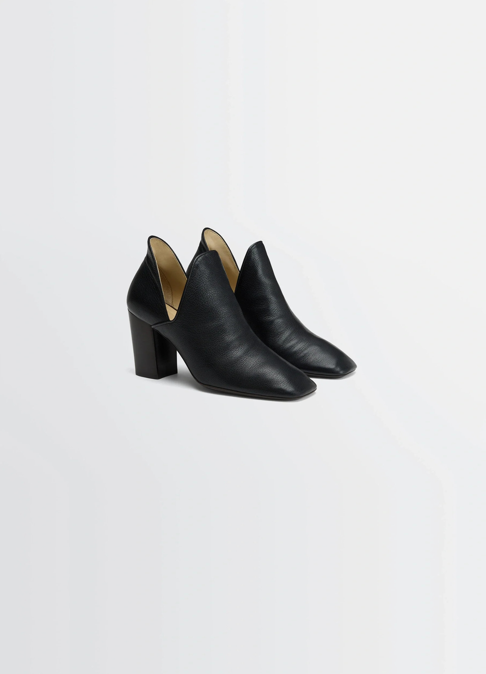 Lemaire dorsay pump 80 in black grained goatskin, product shot, angled top view textured upper pattern
