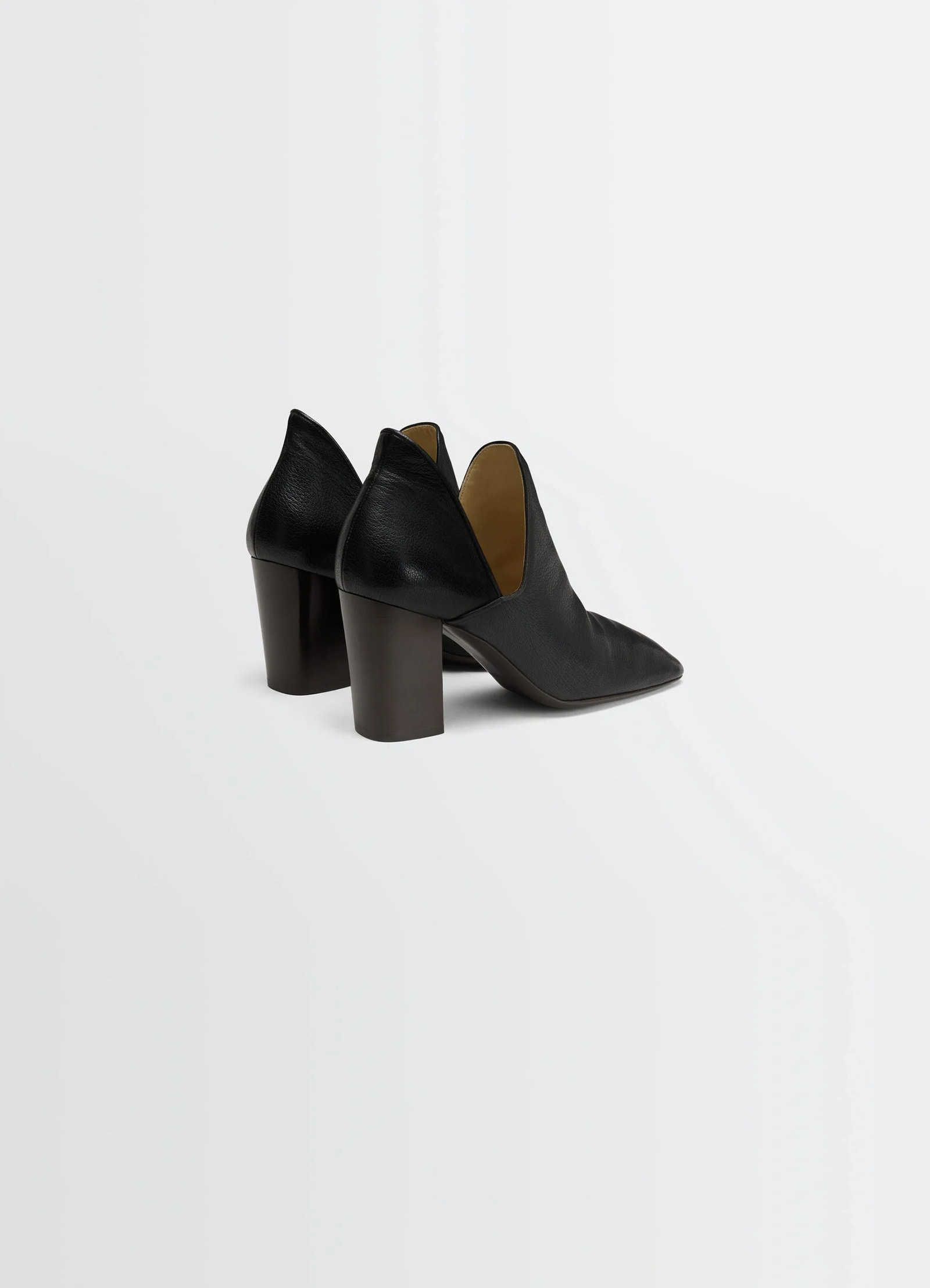 Lemaire dorsay pump 80 in black grained goatskin, product shot, rear three-quarter view high back collar design