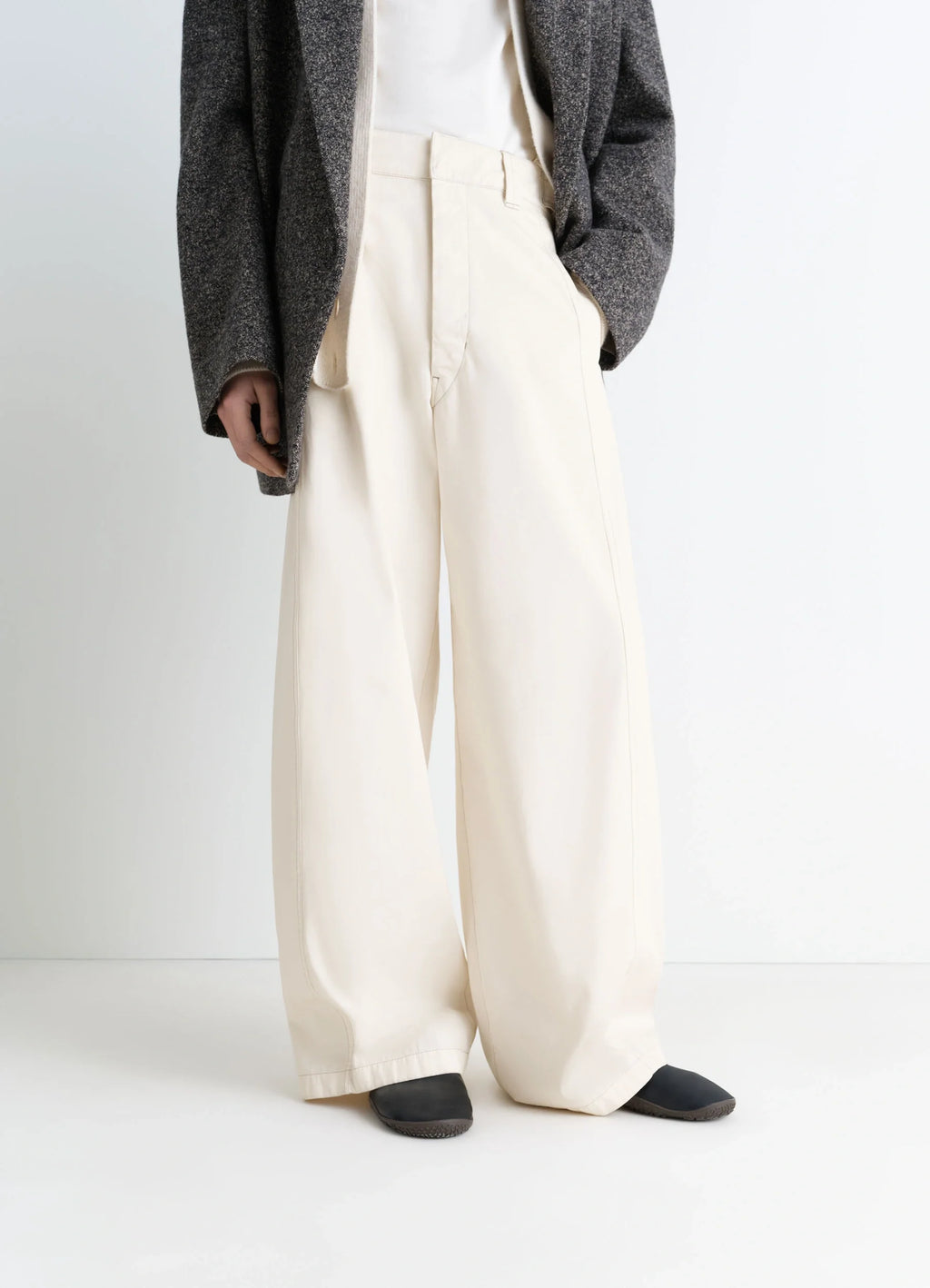 VIBRAM GLOVE SLIP ON in Black nappa lamb leather, model shot, detail shot worn by model