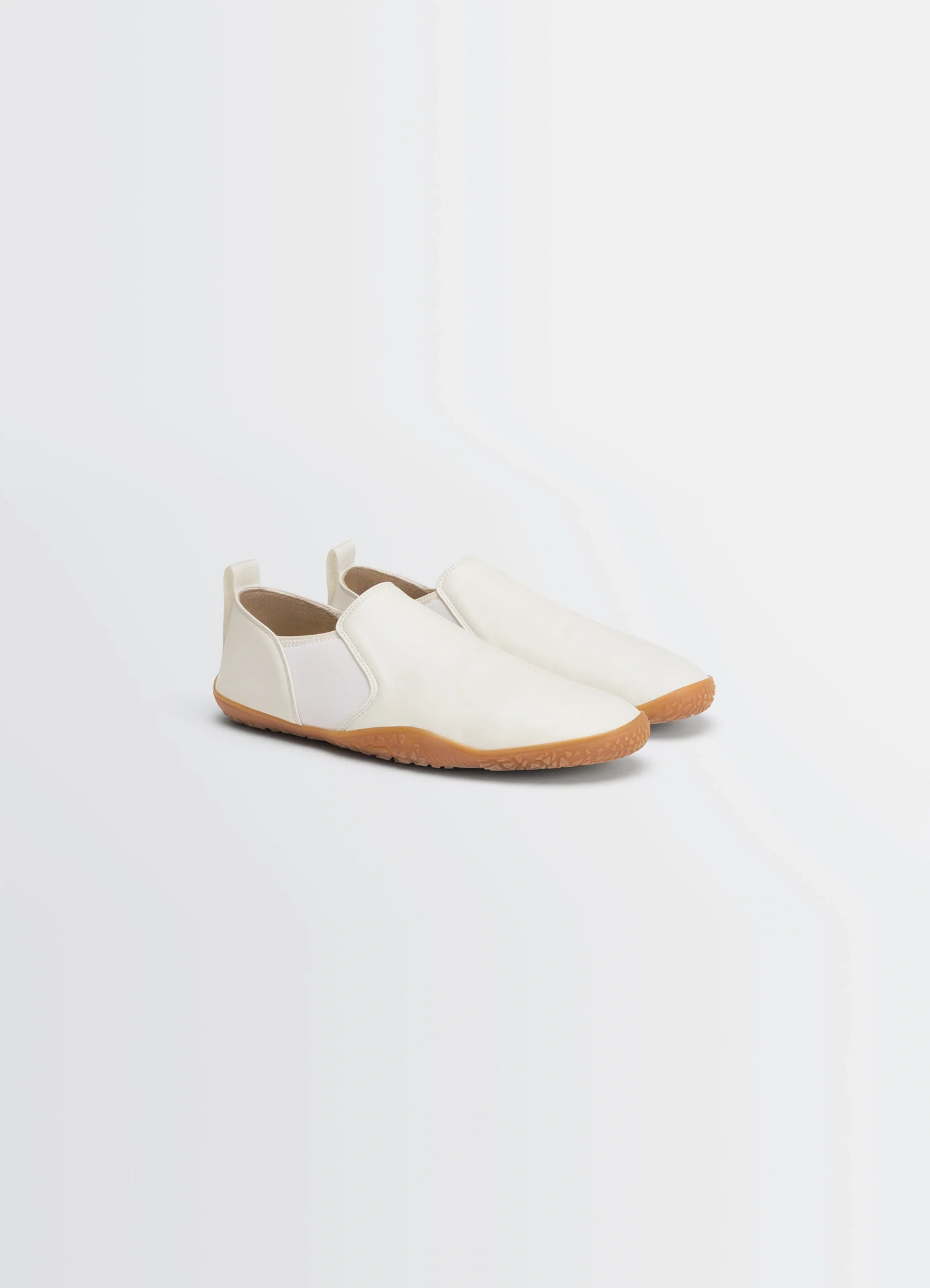 Vibram glove slip on in lwg gold-certified nappa lamb leath, product shot, three-quarter view minimalist slip-on design