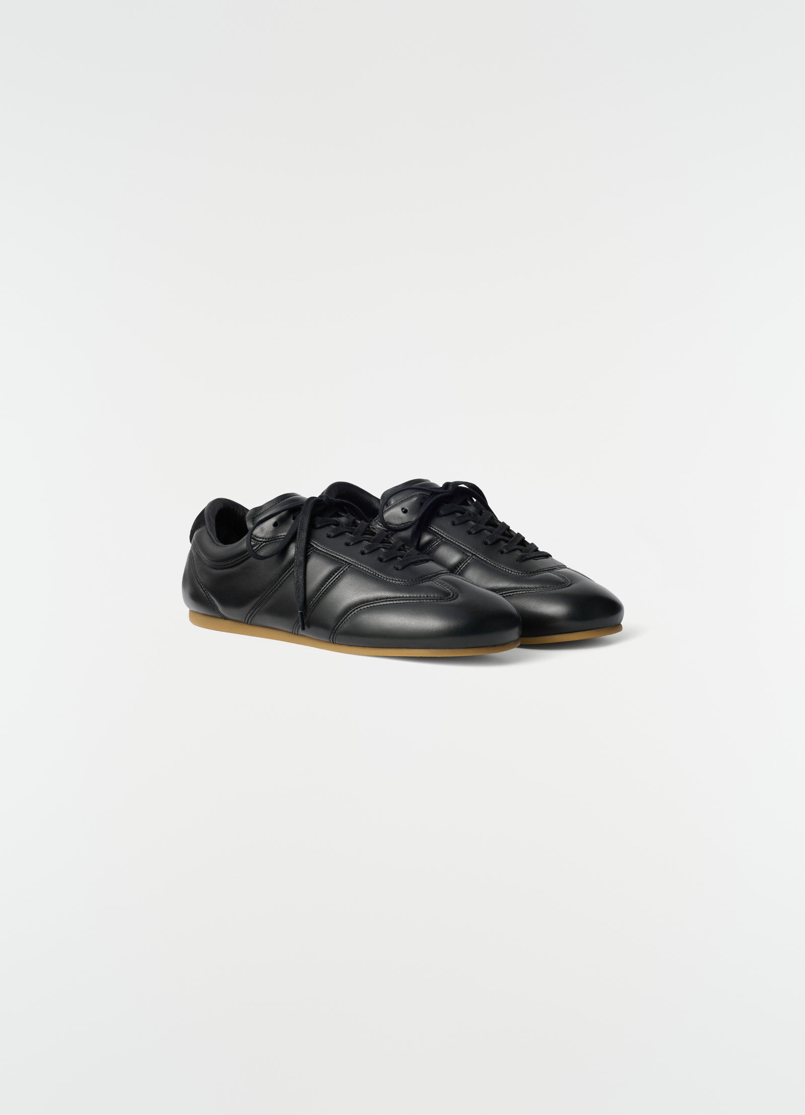 Soft runner in leather