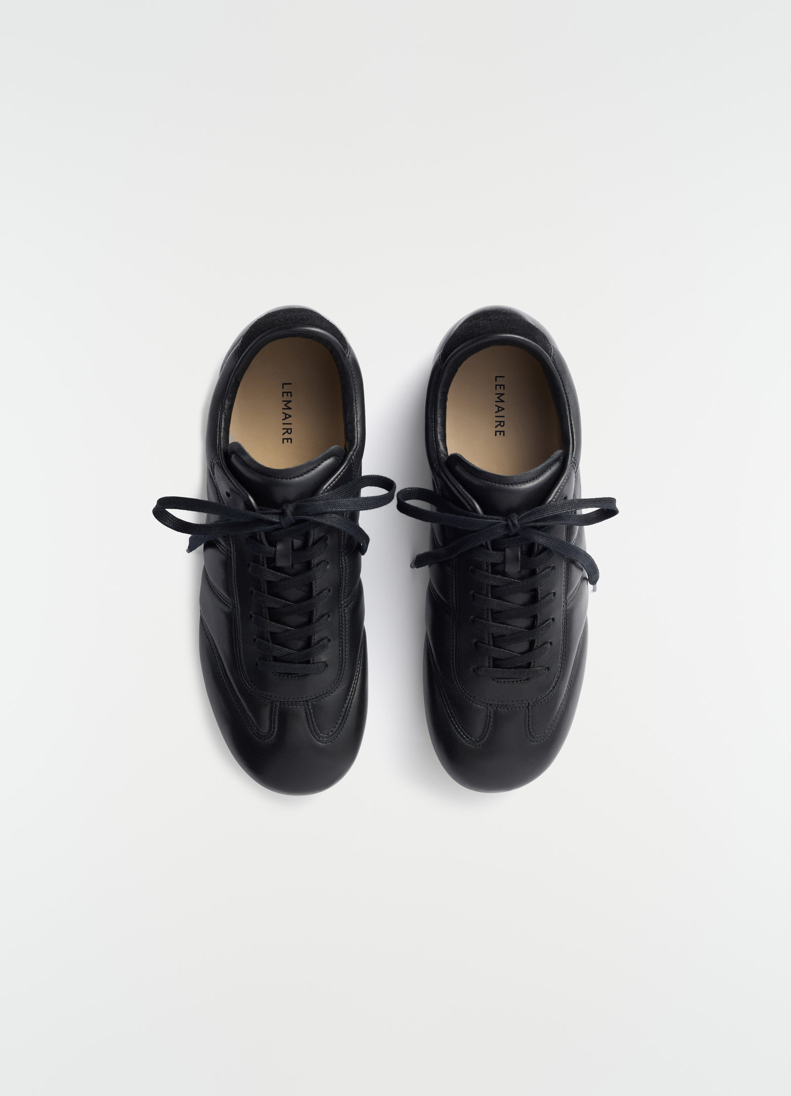 Soft runner in leather