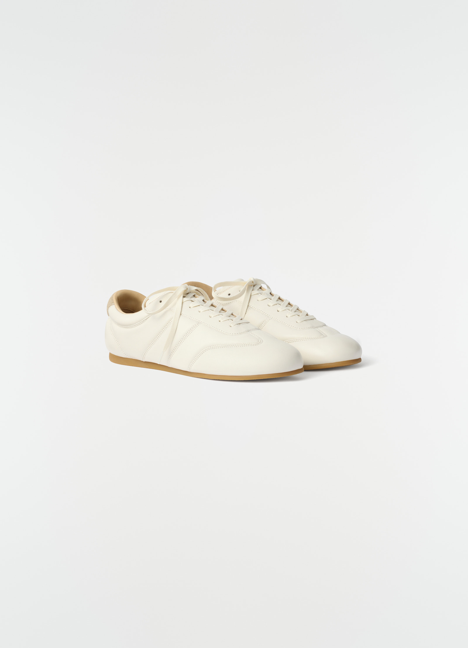 Soft runner in leather