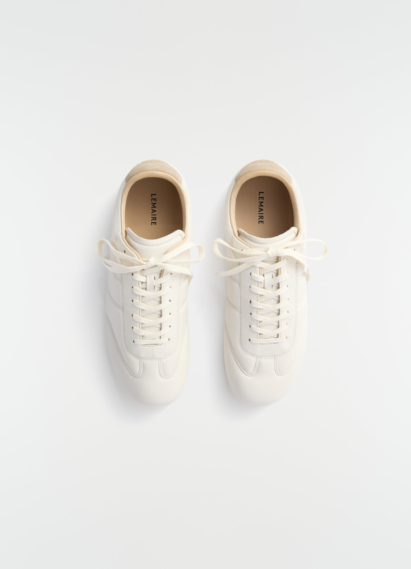 Soft runner in leather