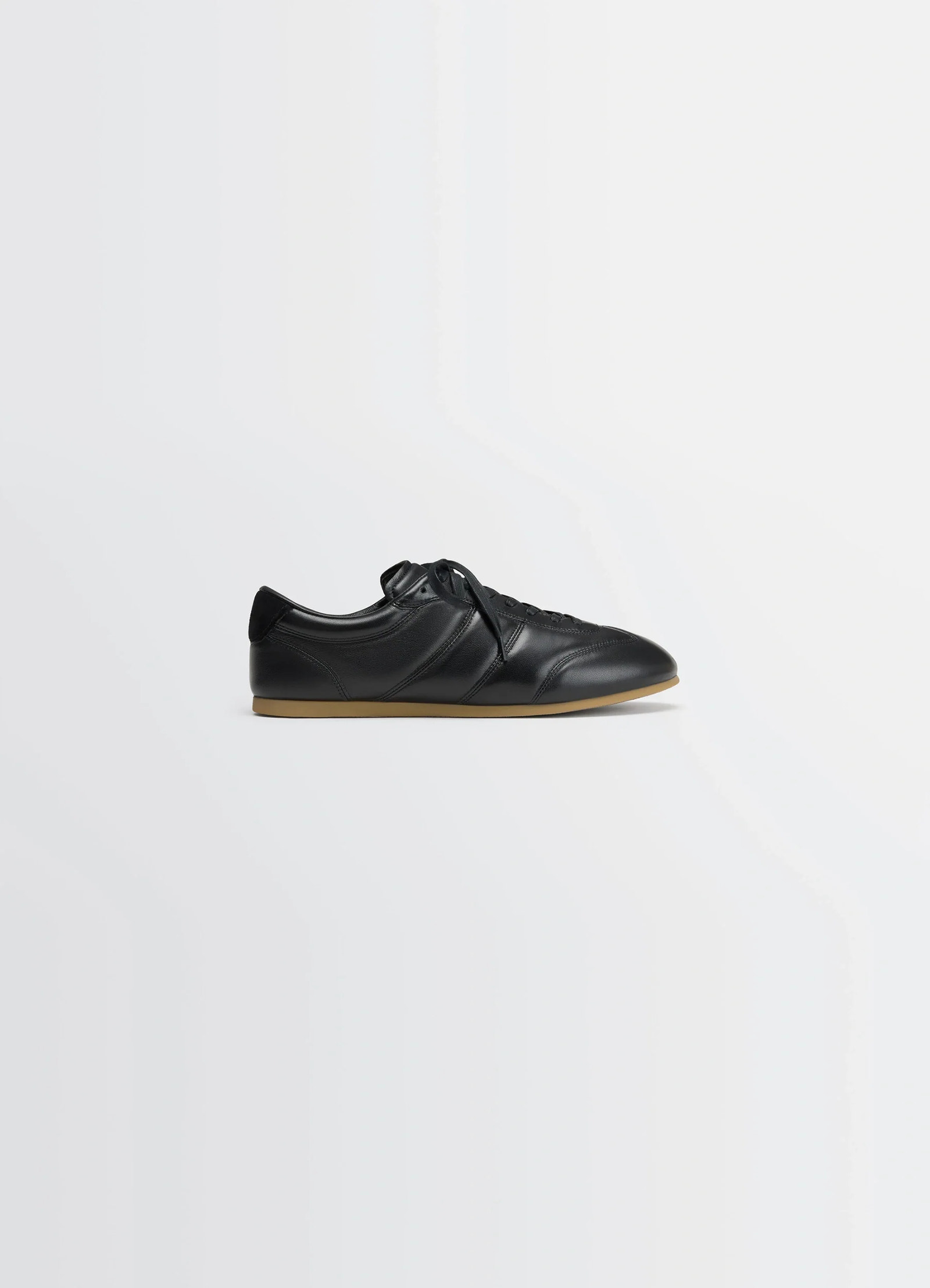 Soft runner in black lwg gold-certified nappa lamb, product shot, side view rubber-soled sneaker