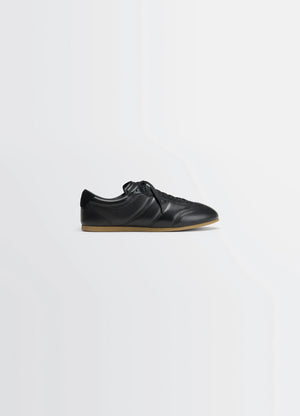SOFT RUNNER in Black LWG Gold-certified nappa lamb, product shot, side view rubber-soled sneaker