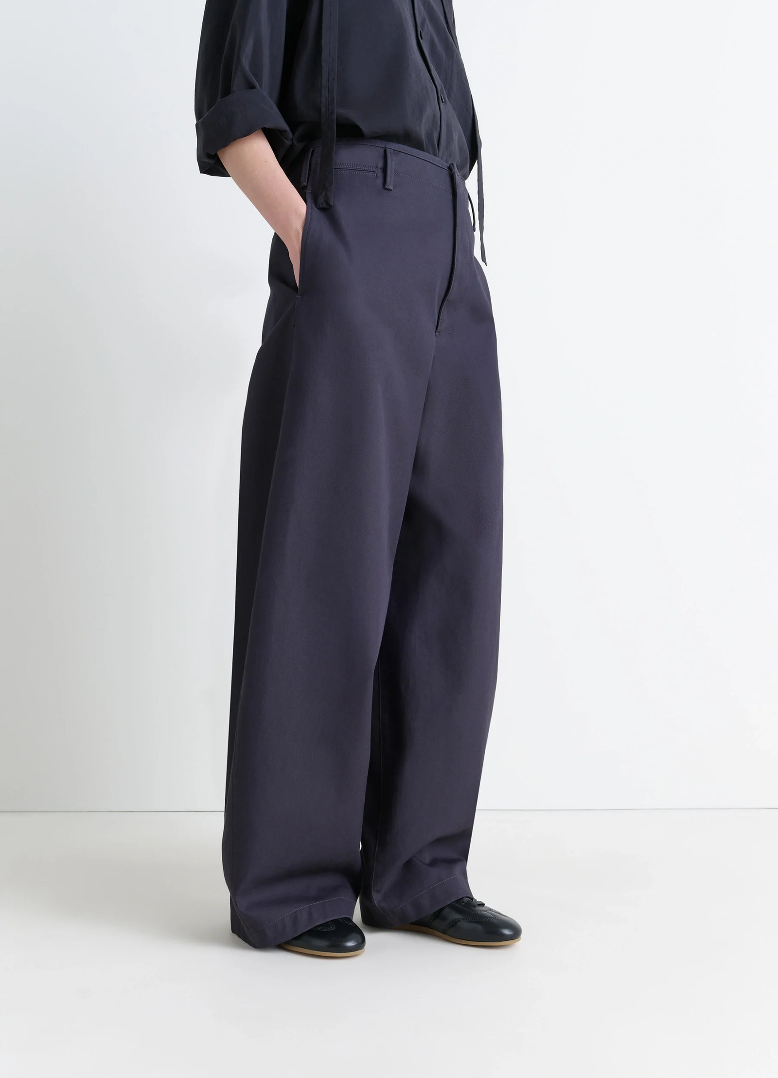 Soft runner in black lwg gold-certified nappa lamb, detail view 2 styling 2