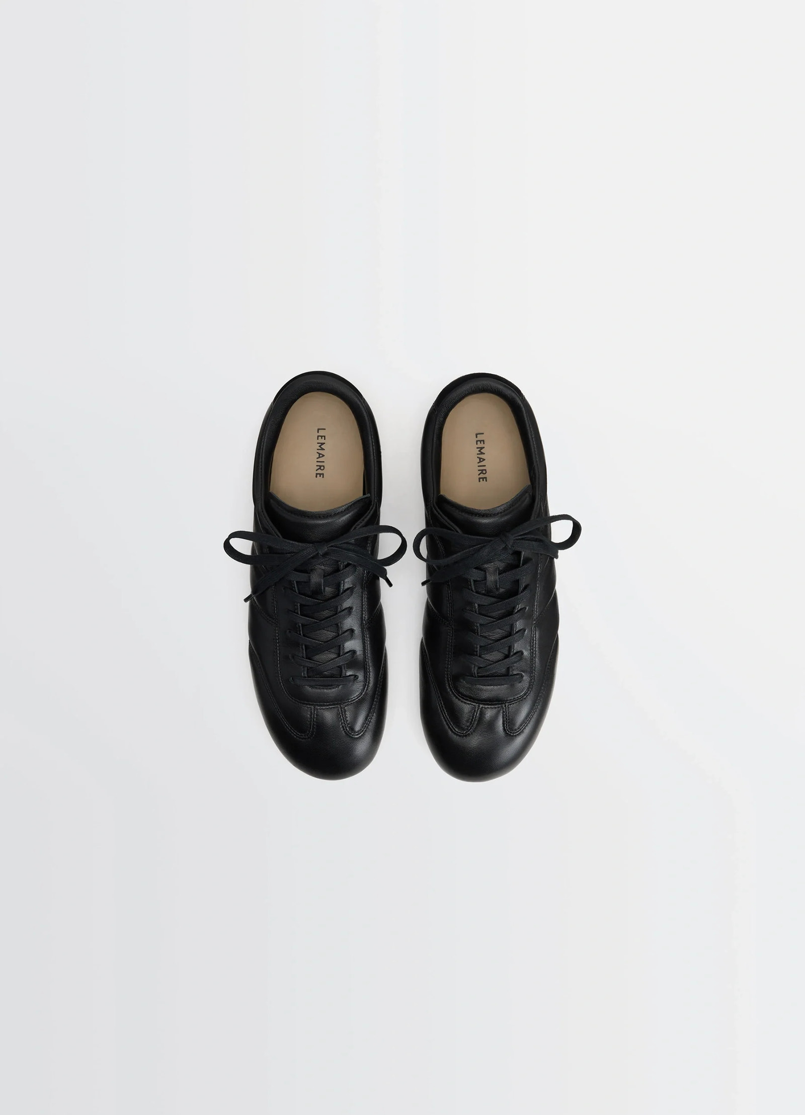 Soft runner in black lwg gold-certified nappa lamb, product shot, top view sleek low-cut design