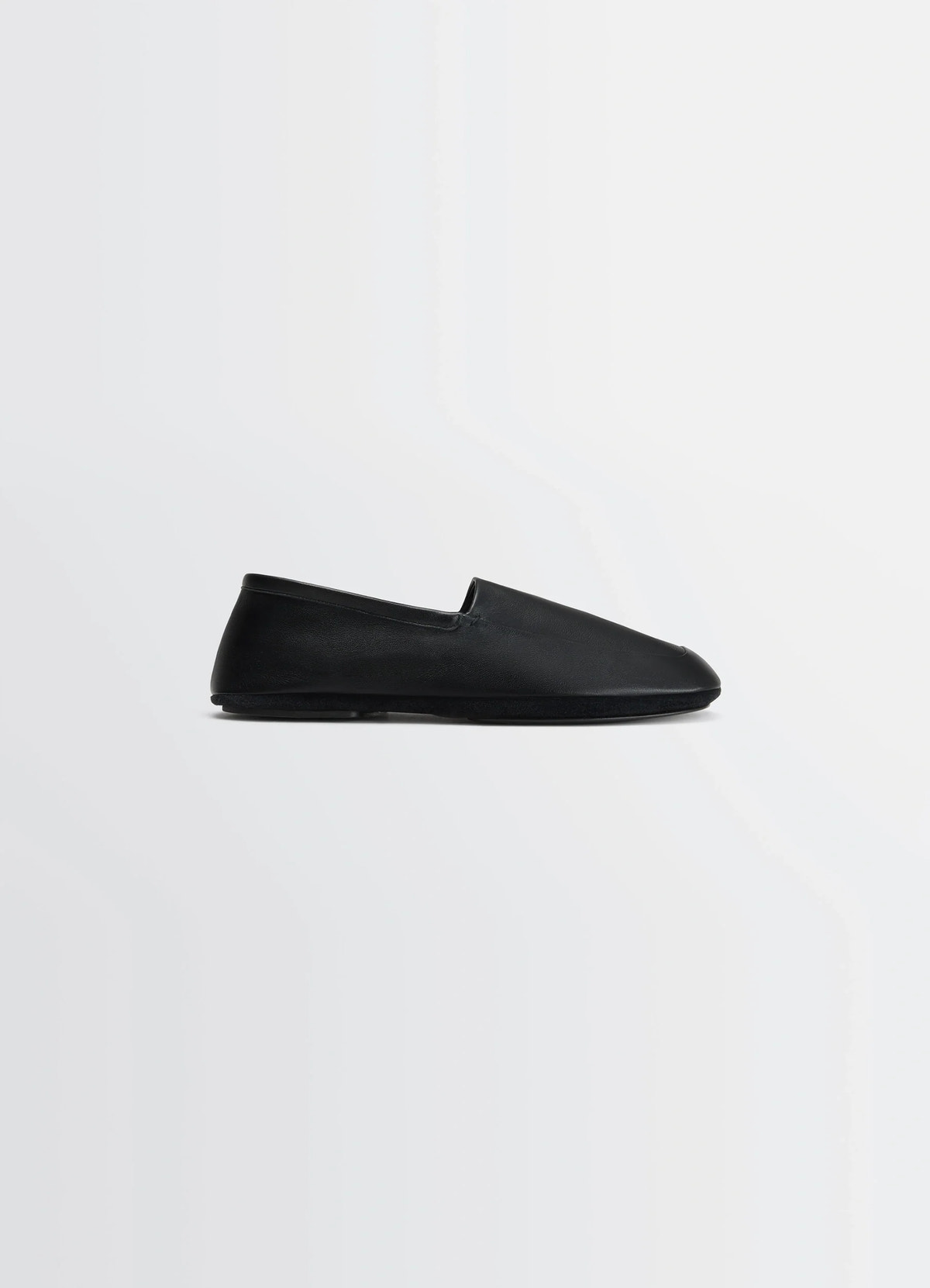Indoor slippers in black nappa lamb leather, product shot, side view smooth shiny appearance