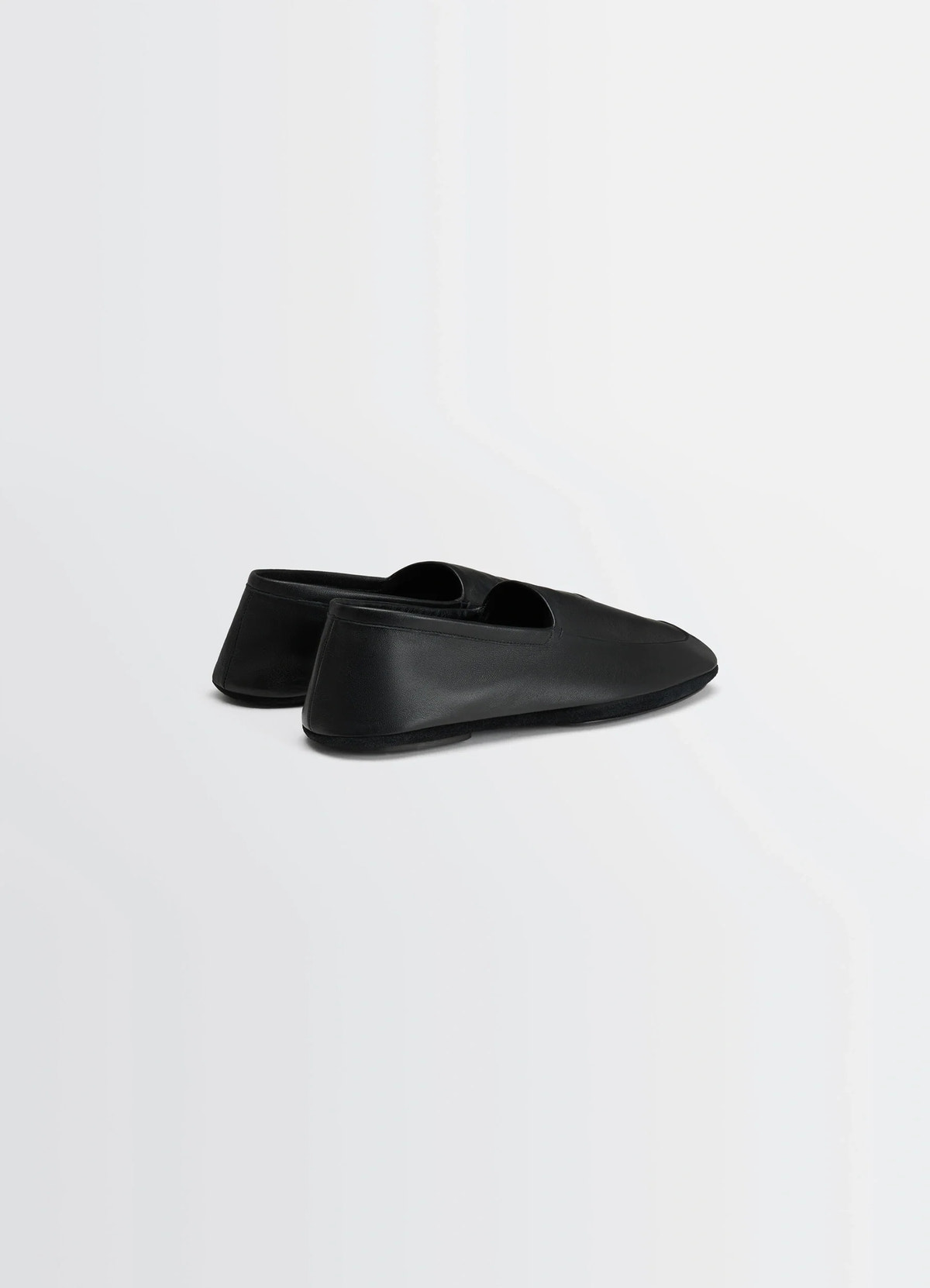 Indoor slippers in black nappa lamb leather, product shot, rear angled view smooth rounded heel