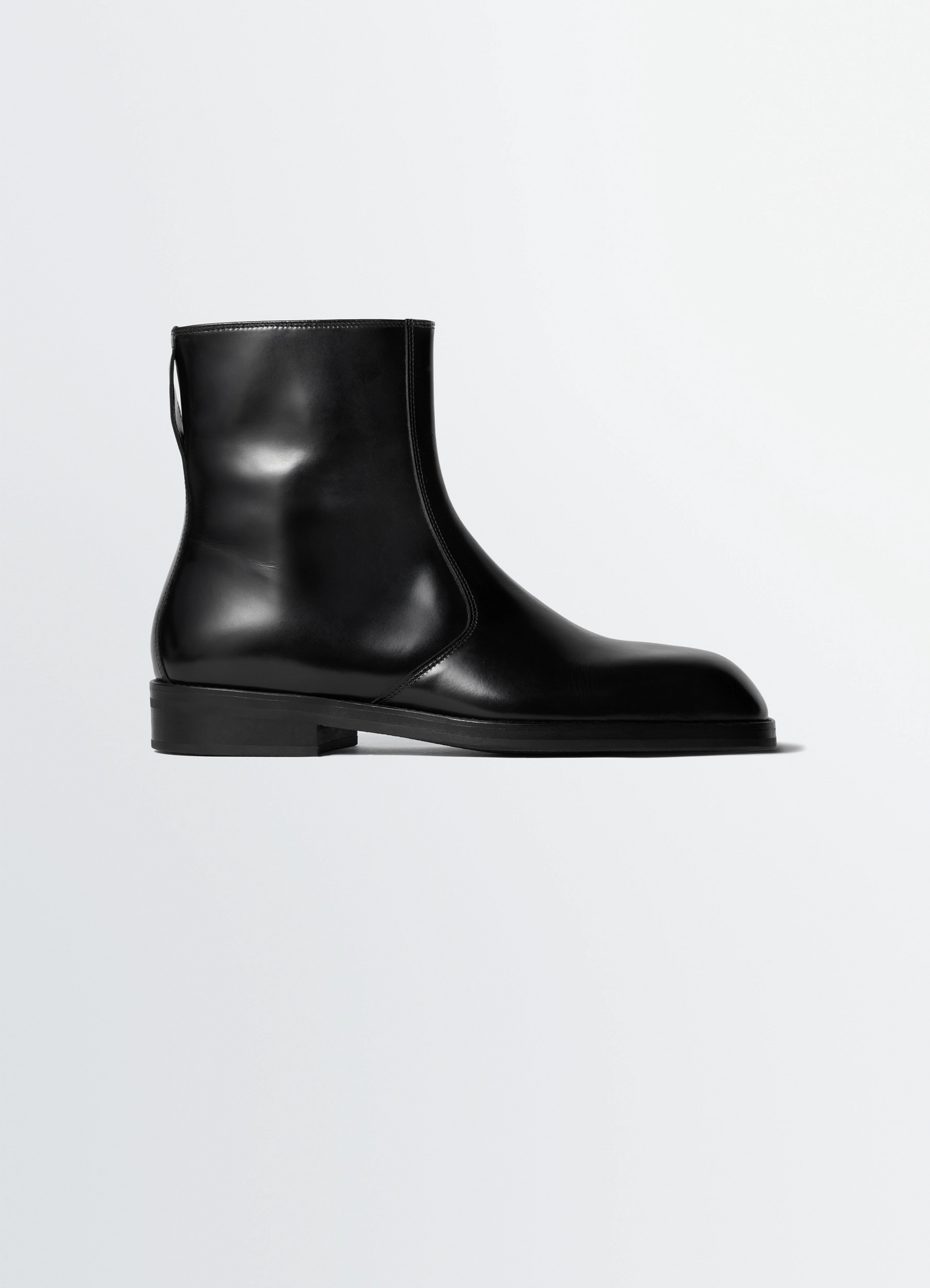 Zipped boots in leather in black calf leather, product shot, side view smooth shiny finish
