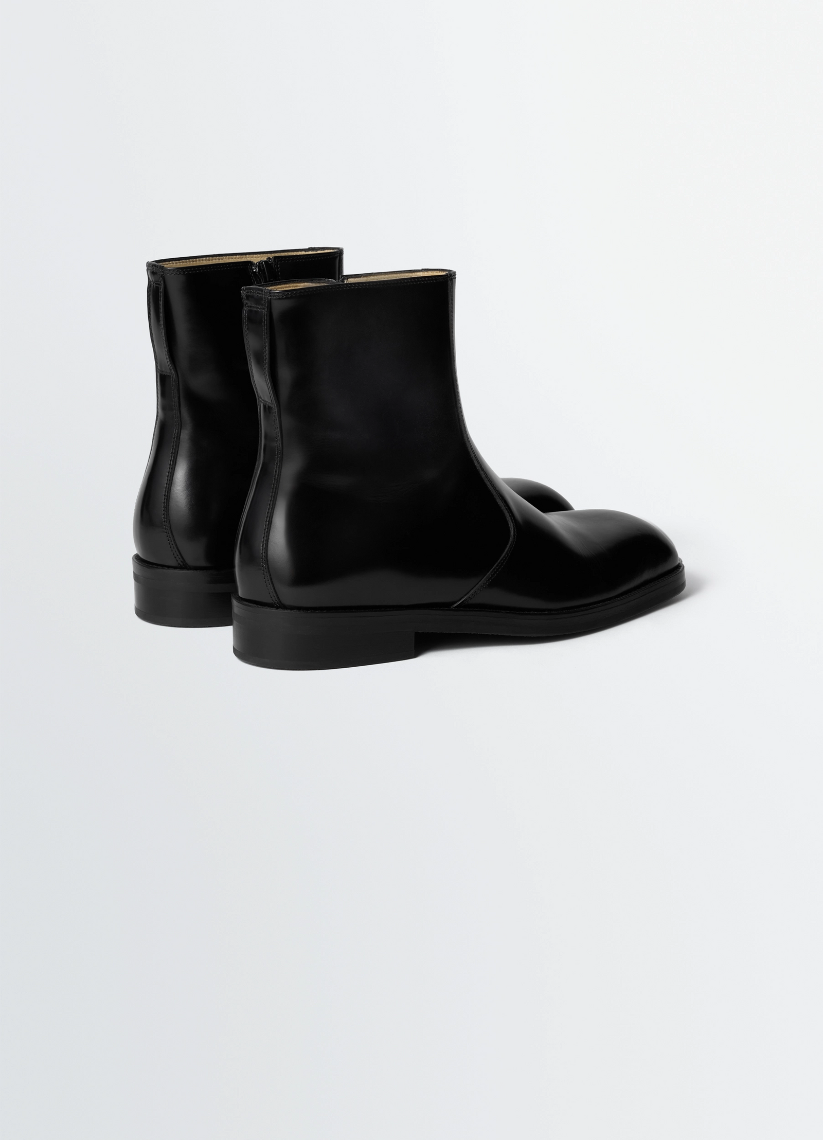Zipped boots in leather in black calf leather, product shot, back view short shaft