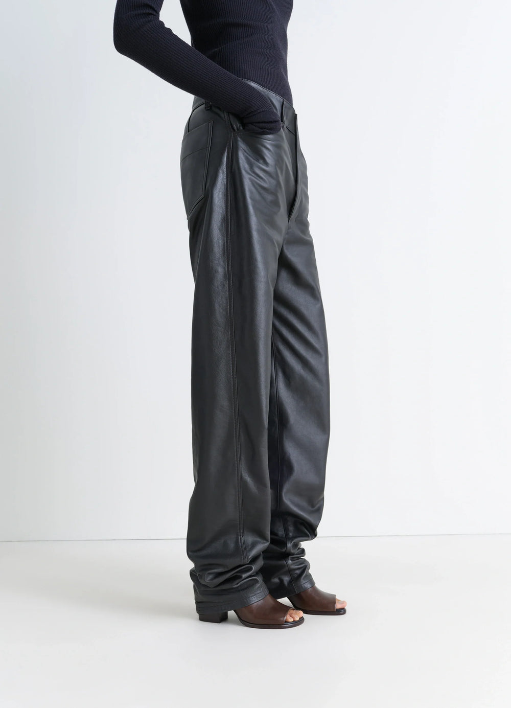 Square Heeled Sandals 80 in Glossy Vegetable-Tanned Leather, model shot, lower angled view open toe design