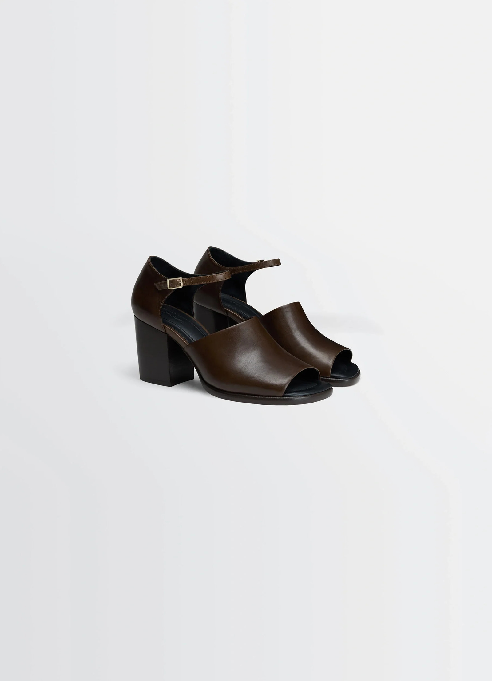 Square heeled sandals 80 in glossy vegetable-tanned leather, product shot, angled front view ankle strap open toe