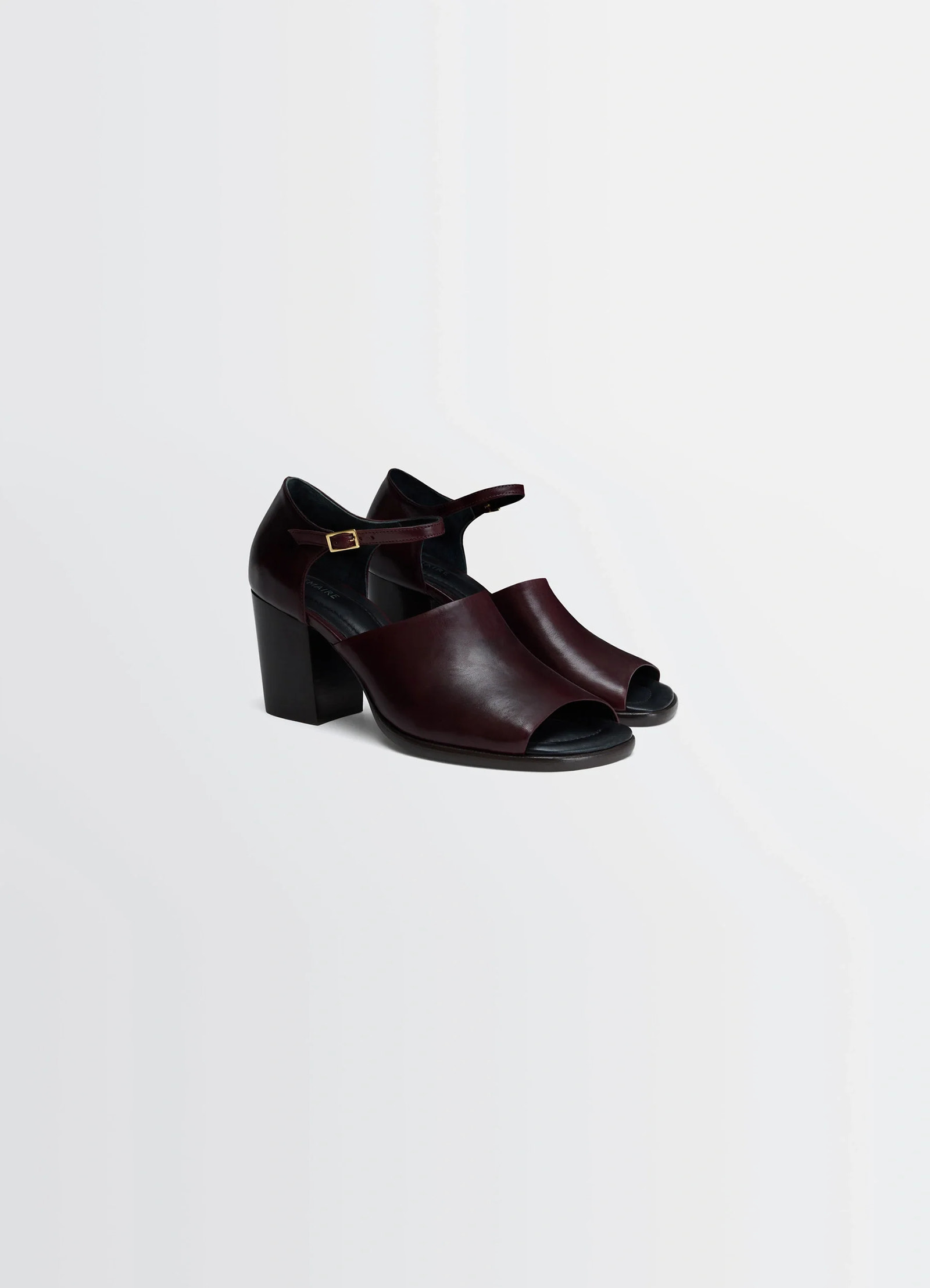 Square heeled sandals 80 in glossy vegetable-tanned leather, product shot, three-quarter view buckle strap detail